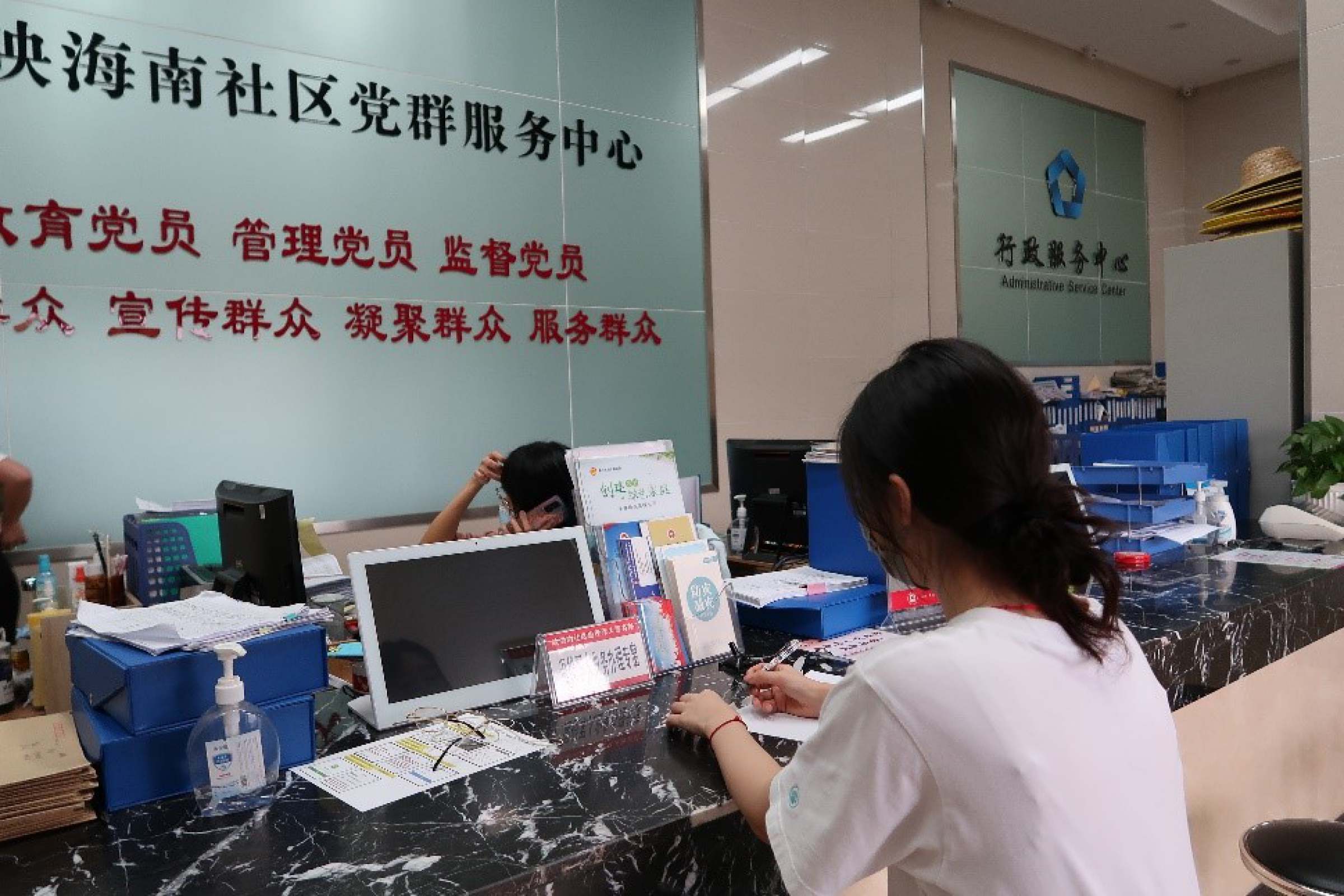 实践队成员与党群服务中心工作人员进行沟通