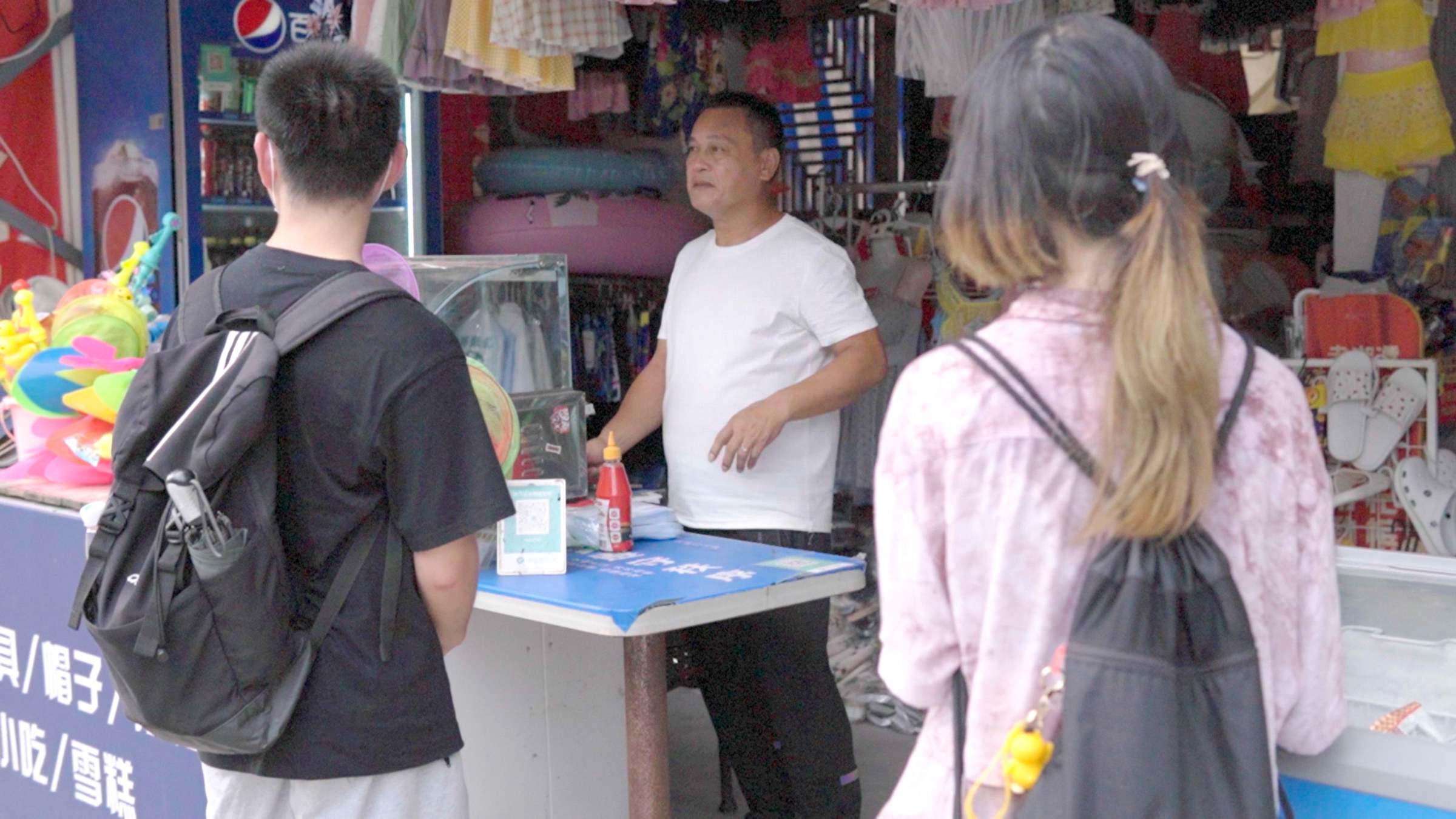 调查采访较场尾的村民、民宿主和游客