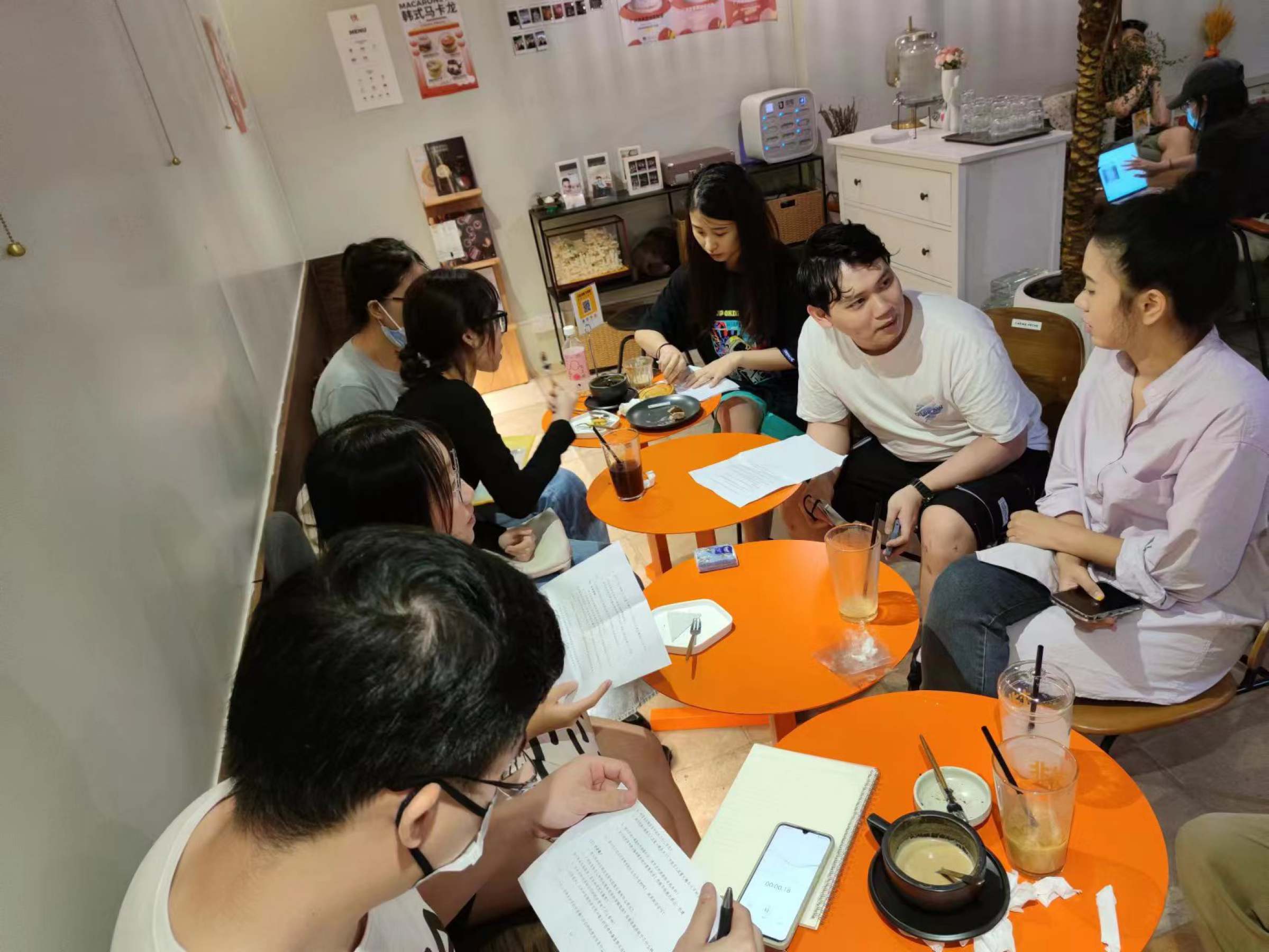 图为实践队访谈胖桃子甜品店店主