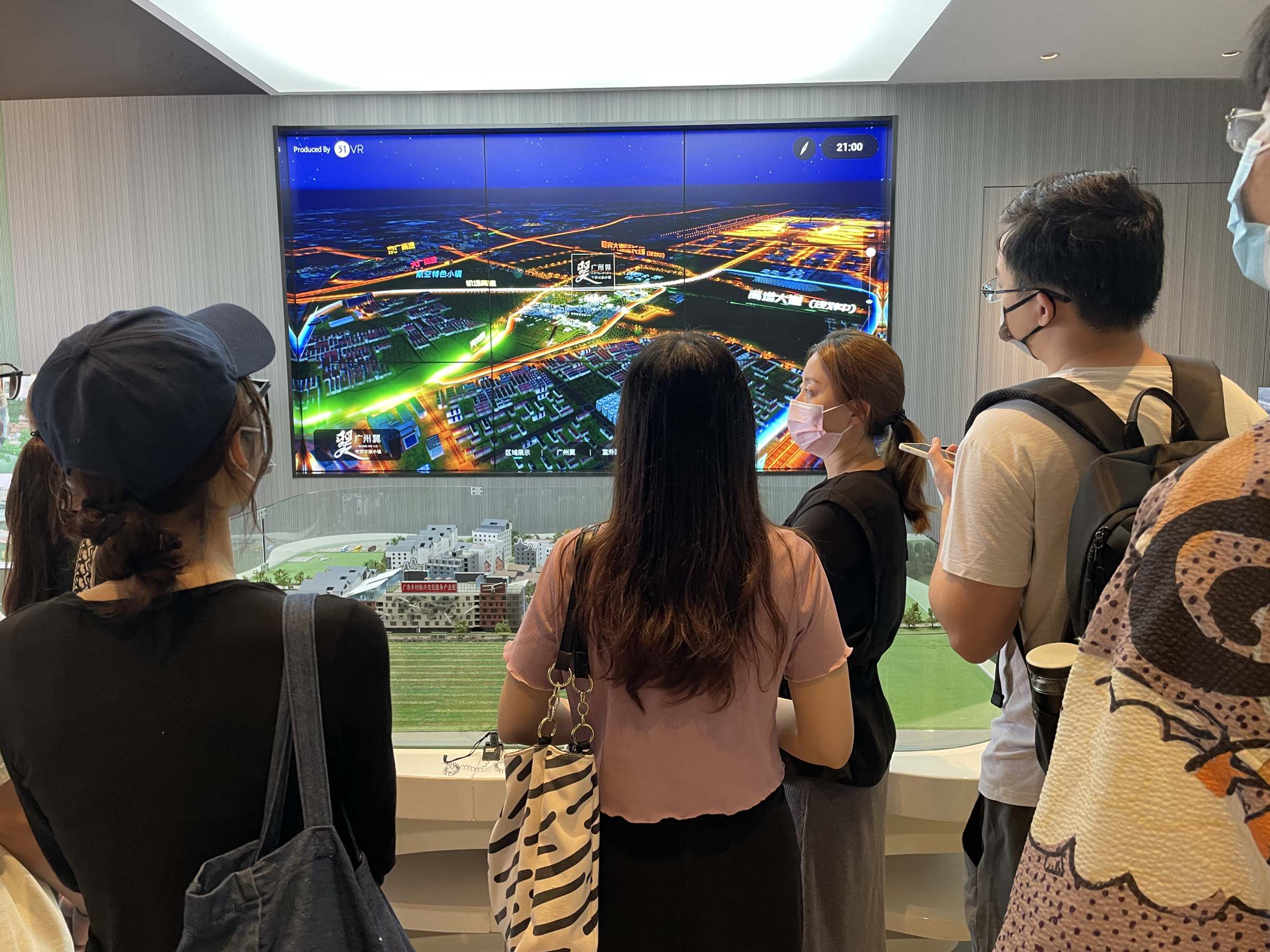 杨女士为实践队介绍凤和村微改造项目