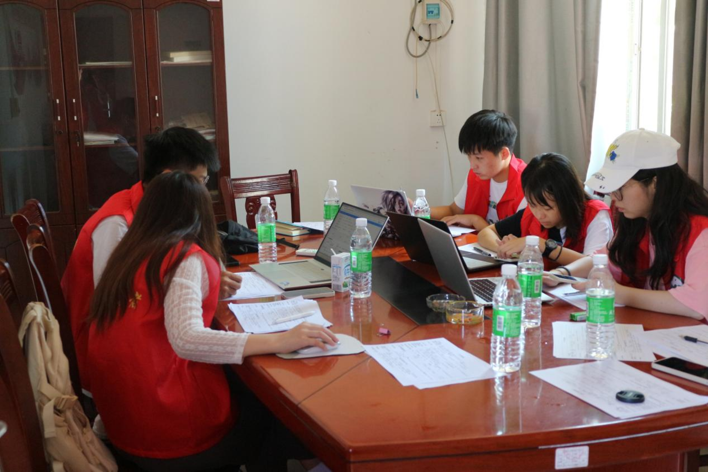 实践队协助石含村委会整理农村户厕信息