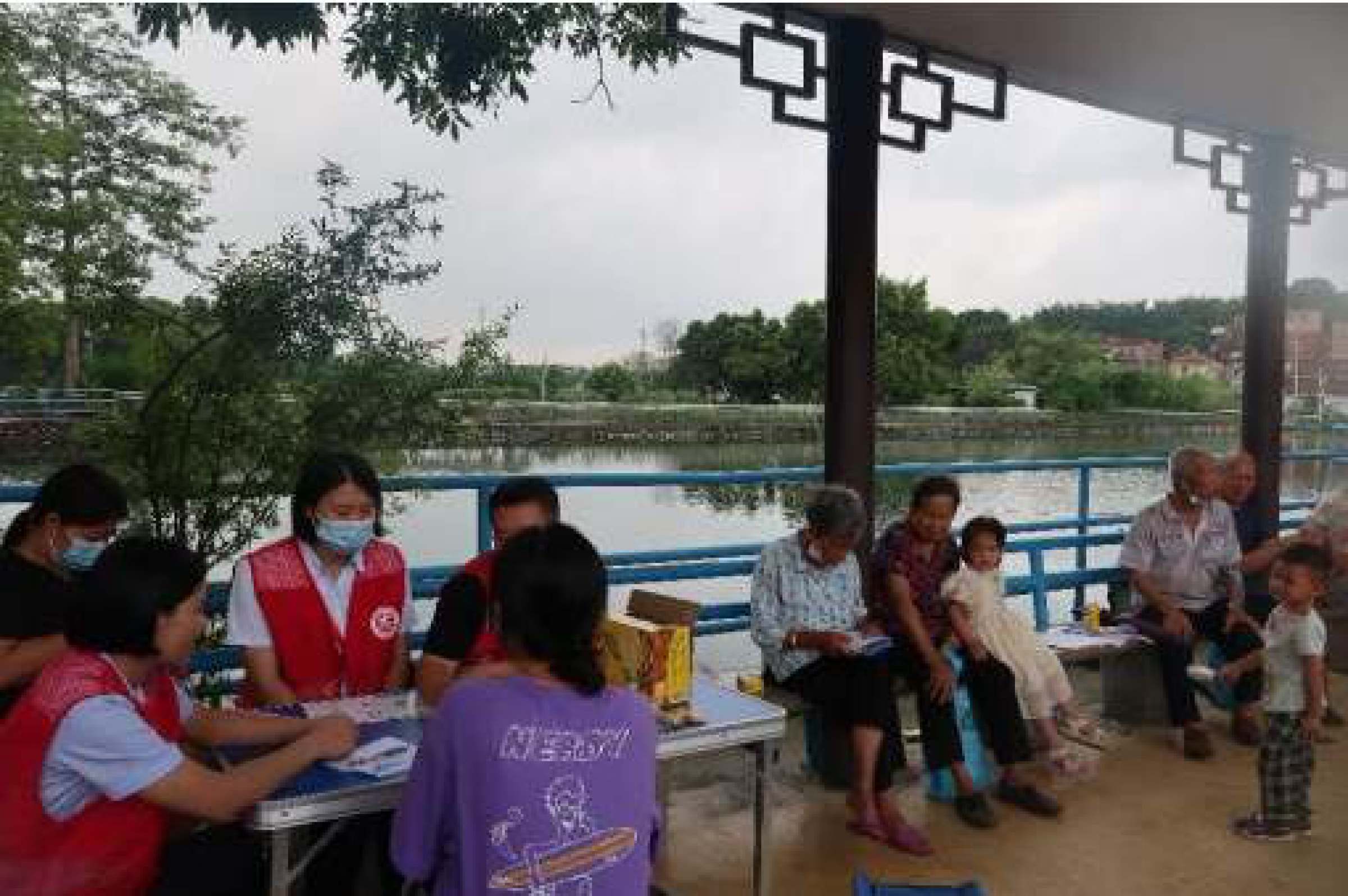 向义诊志愿者和当地居民了解当地公共服务均等化情况