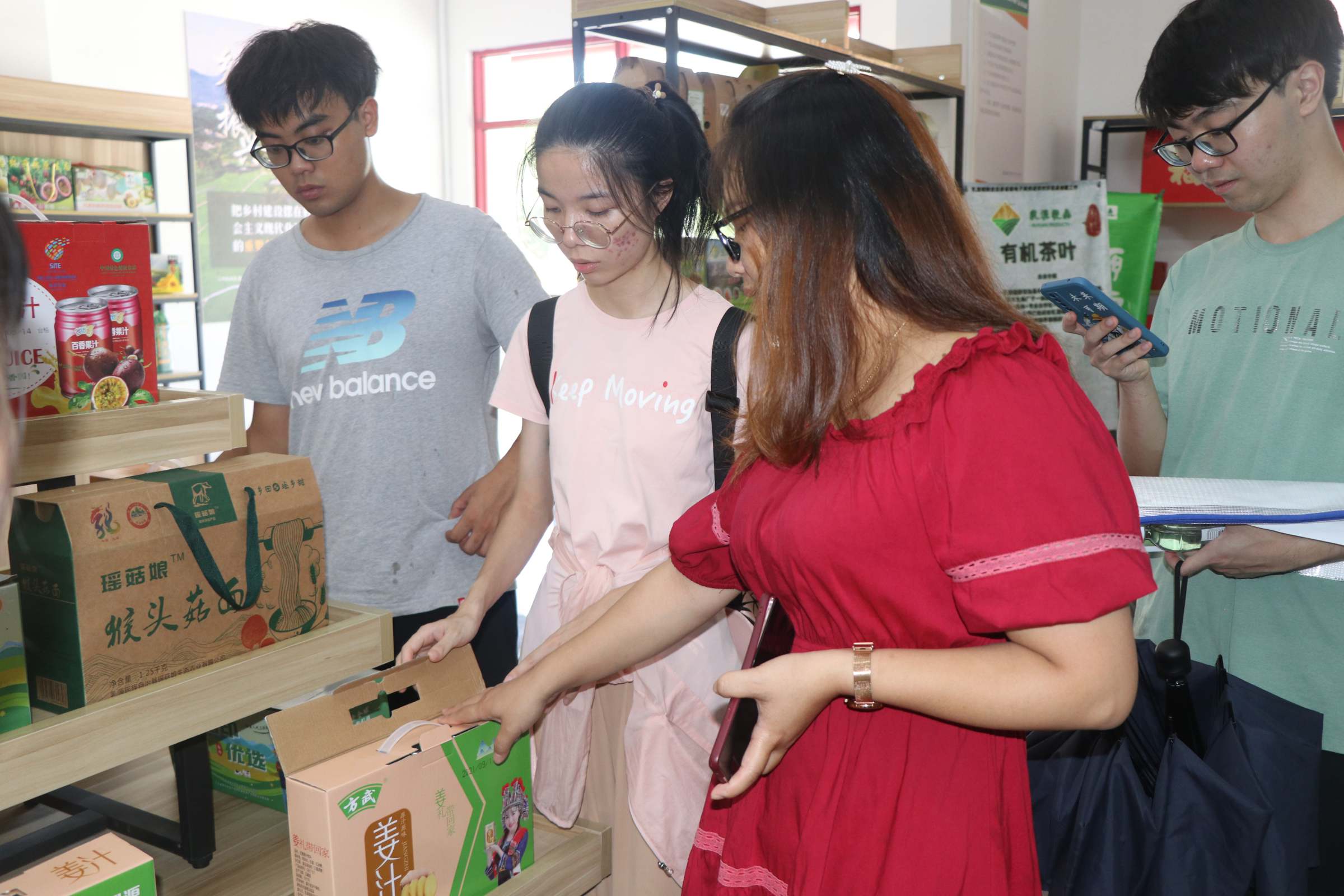 电商平台工作人员为调研团队介绍方武姜加工产品