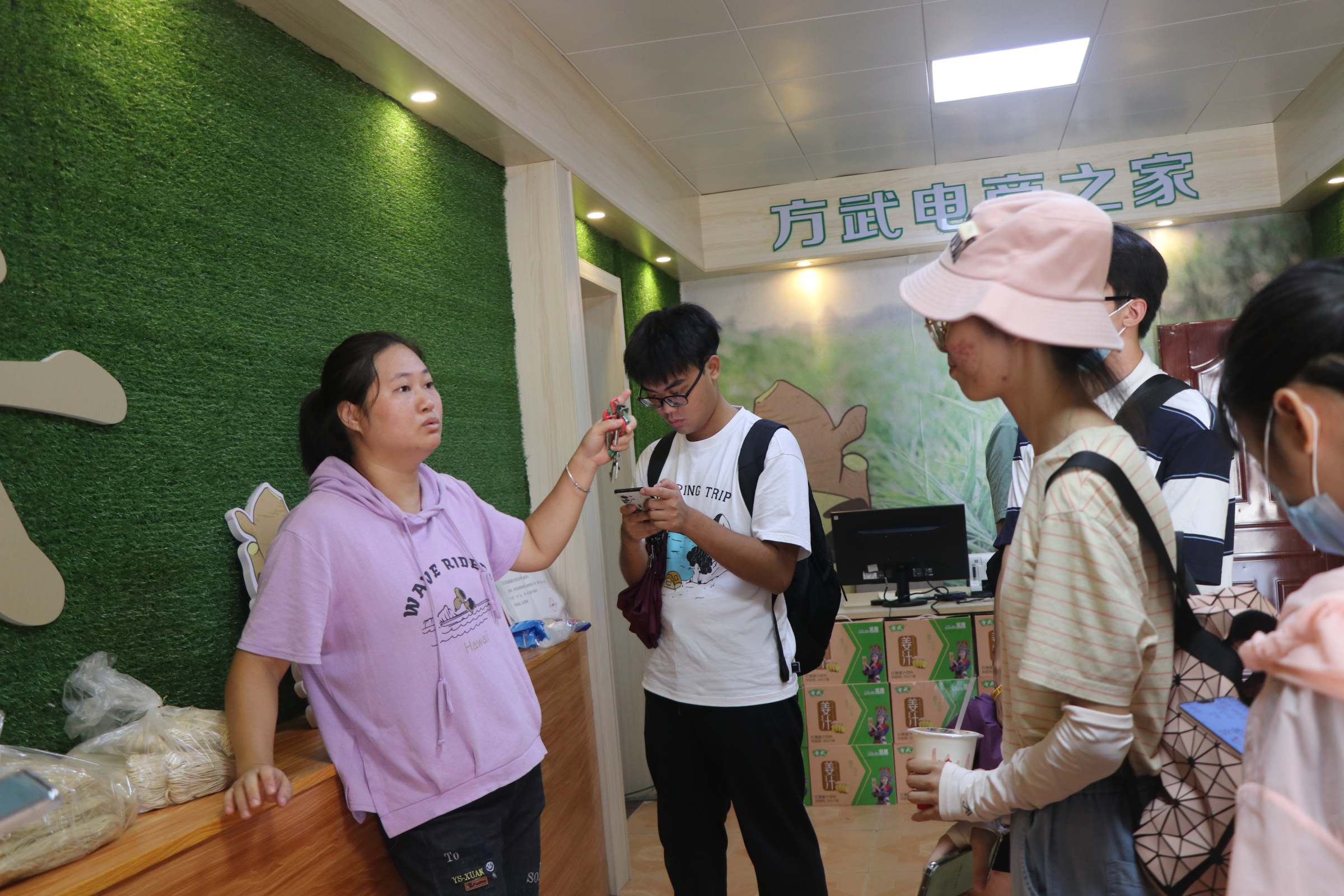 方武村工作人员向调研团队介绍方武姜业