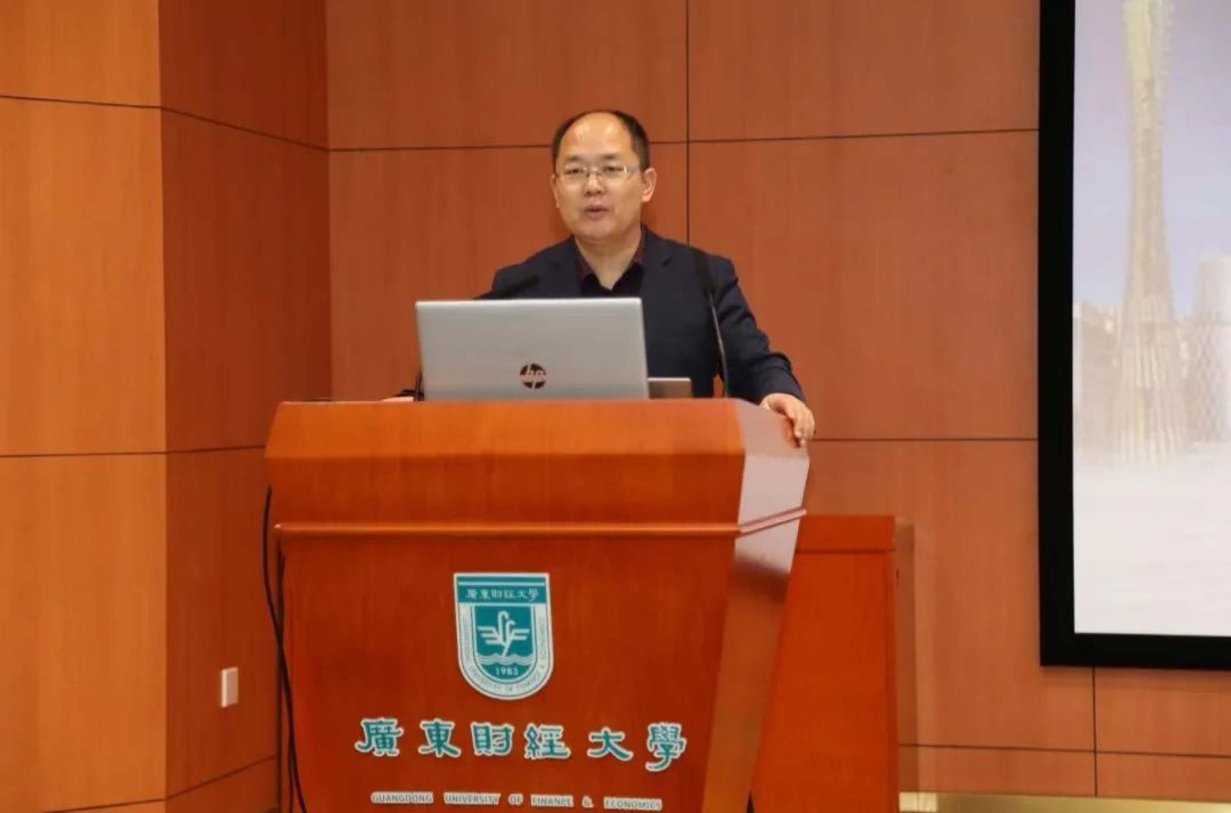 中国社会科学院台港 澳法研究中心主任、《环球法律评论》副主编支振锋教授作报告