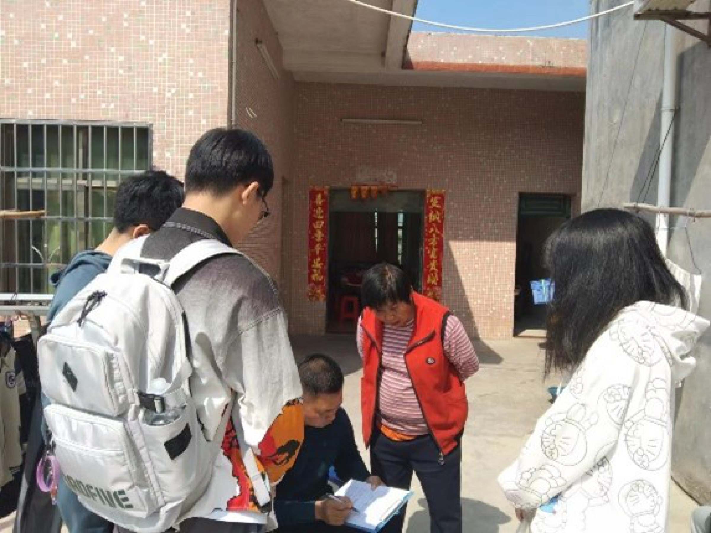 图为队员在围岭村村民家中了解农地流转情况