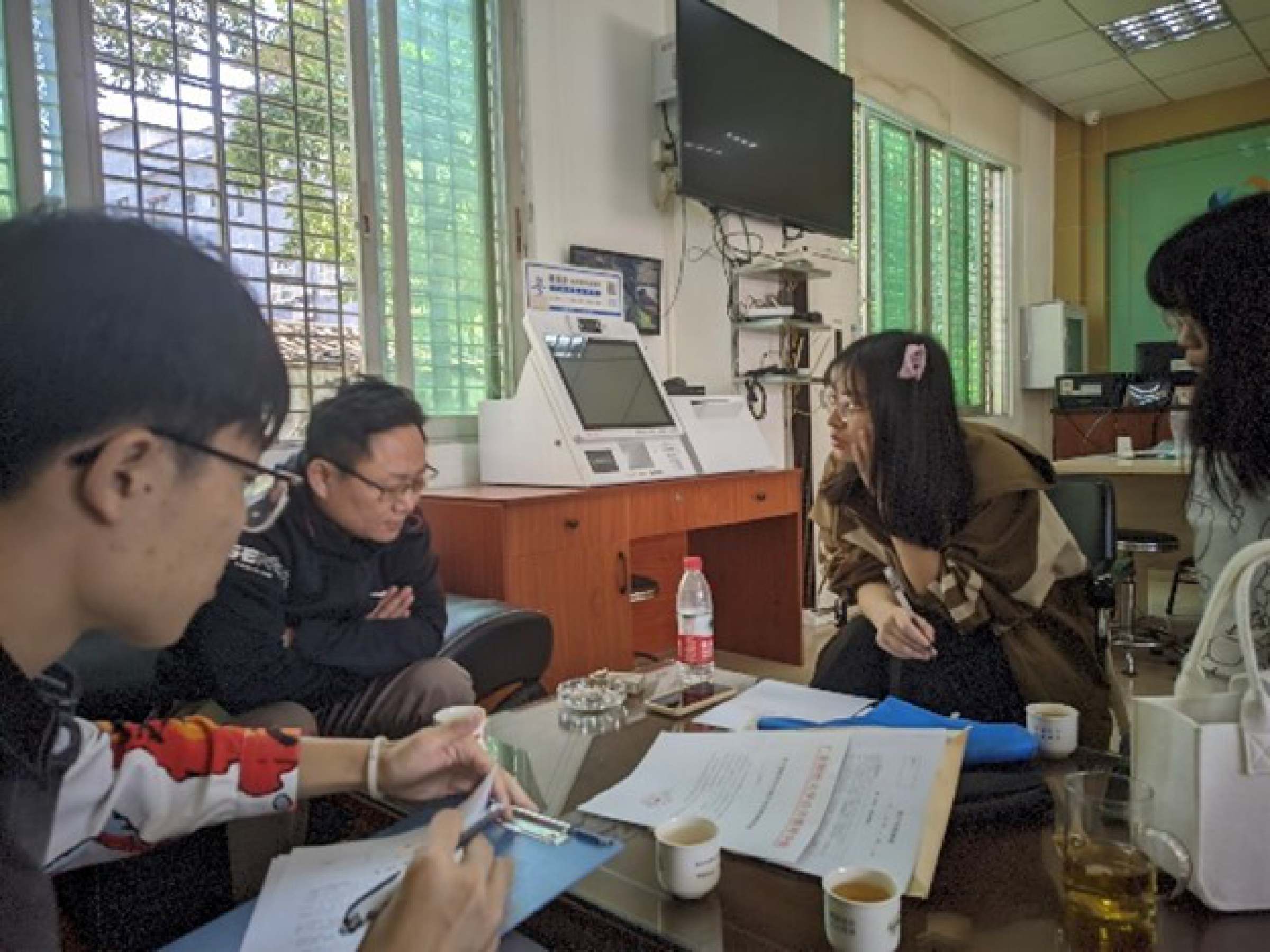 图为队员访谈马田村村委