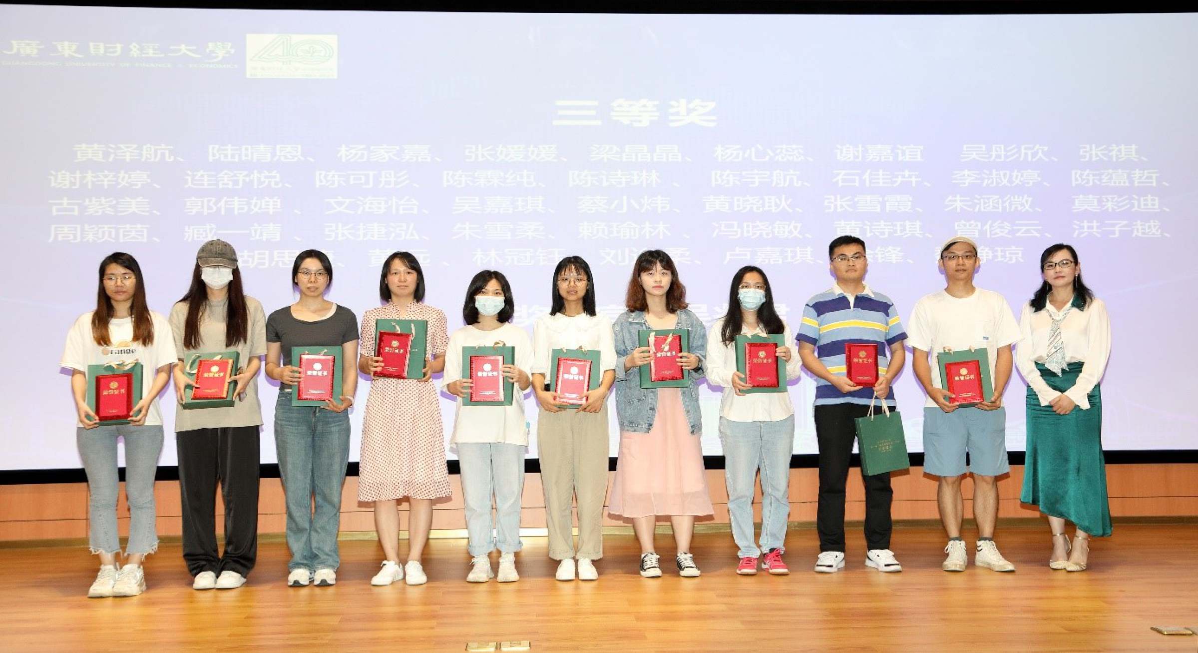 图5 广州万仕利餐饮集团总经理吴兆君为获奖学生颁奖