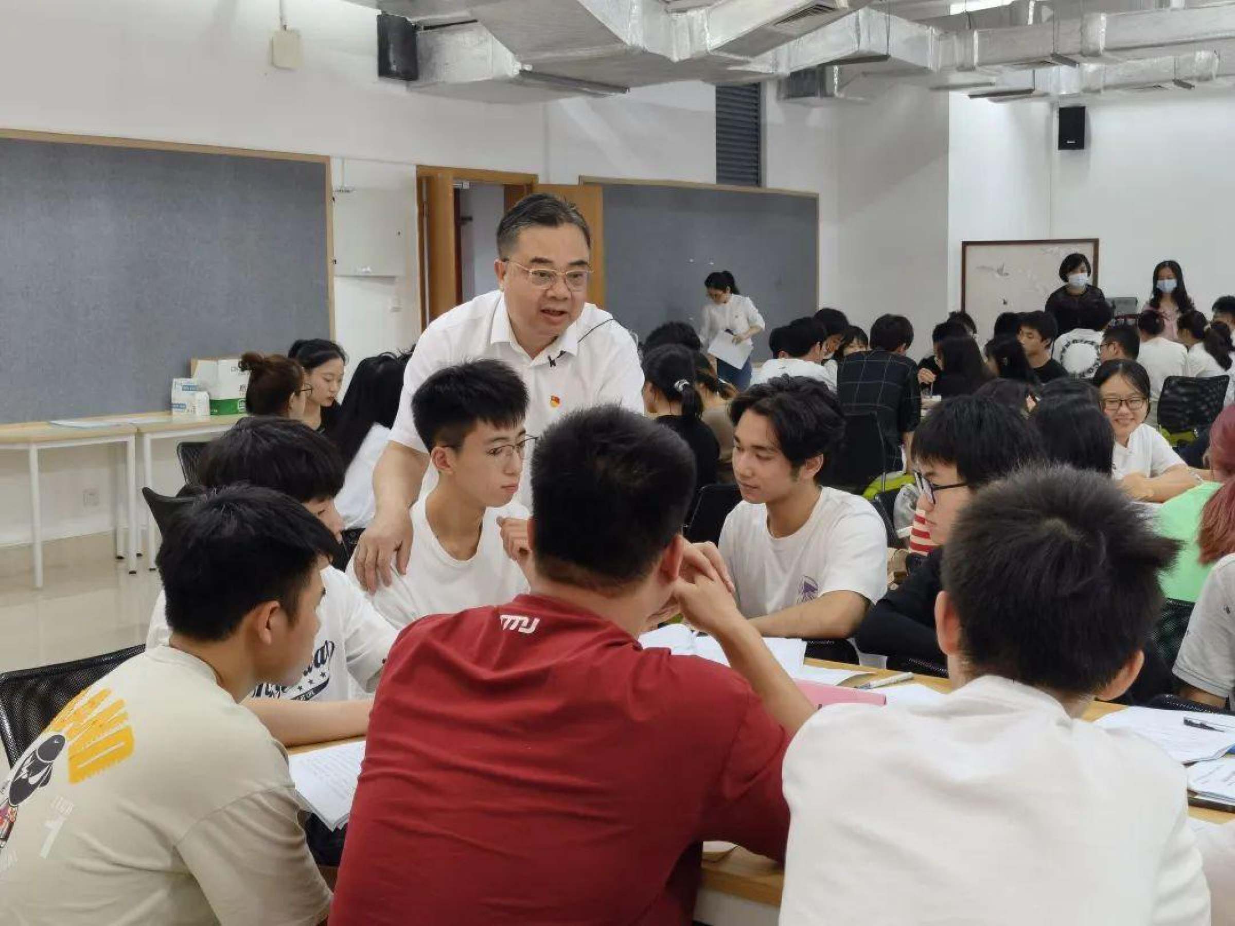郑贤操书记在思政第一课与学生亲切交流