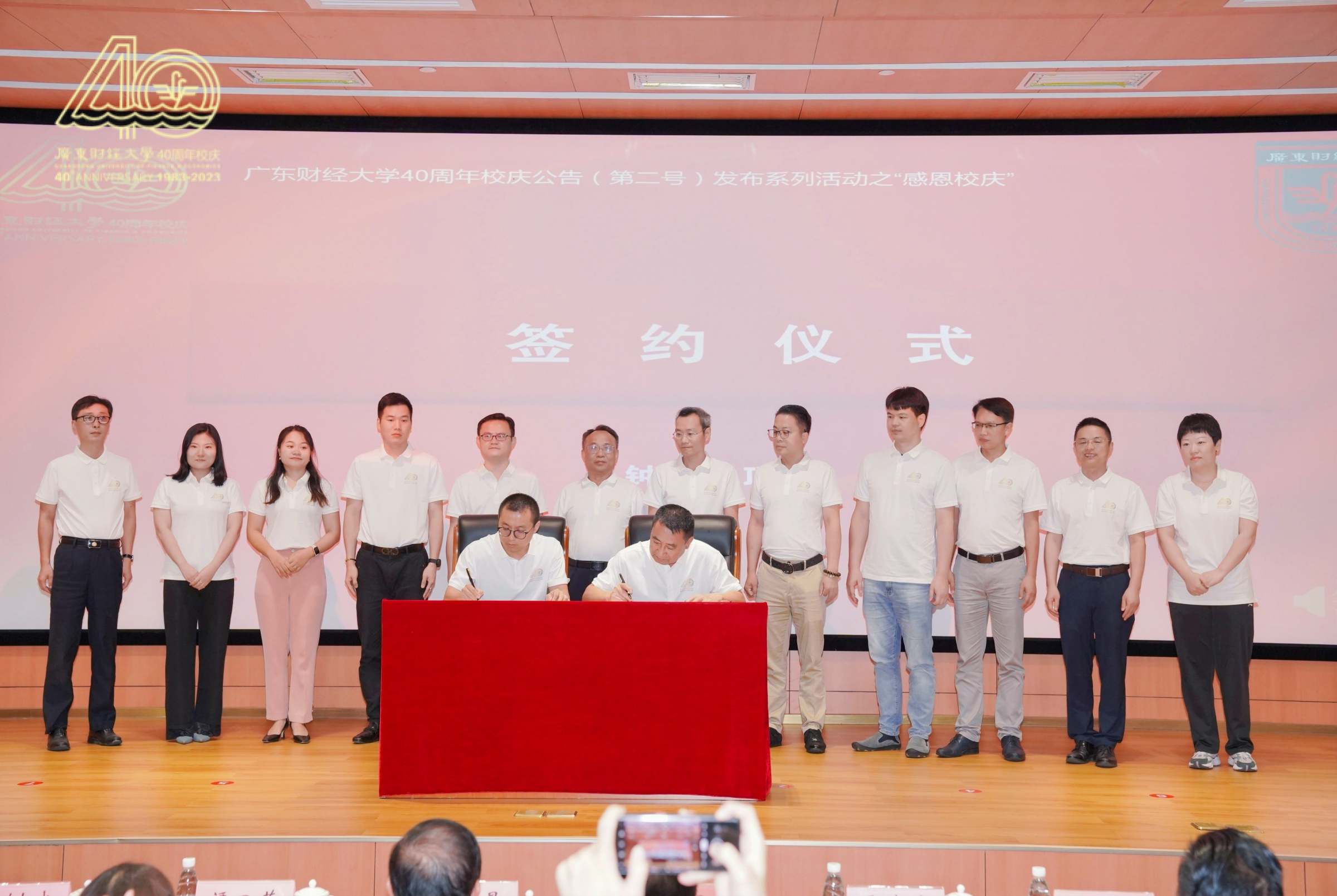 于海峰与法学院代表共同见证，2000级法学3班钟谱校友与陈光团理事长签约。