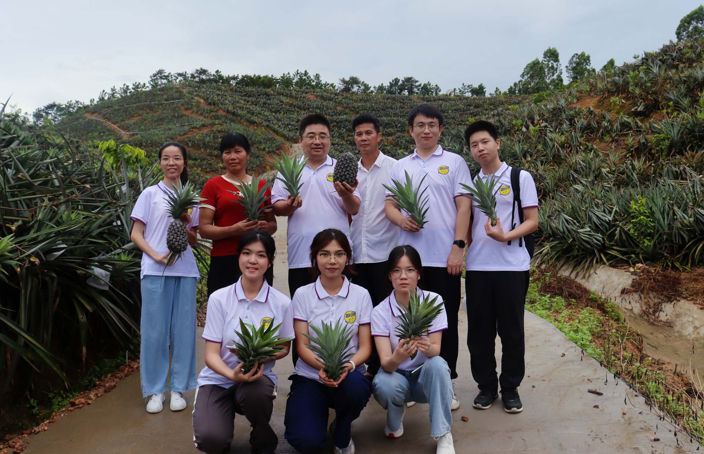 师生实践团在惠来县凤梨省级现代农业产业园合影
