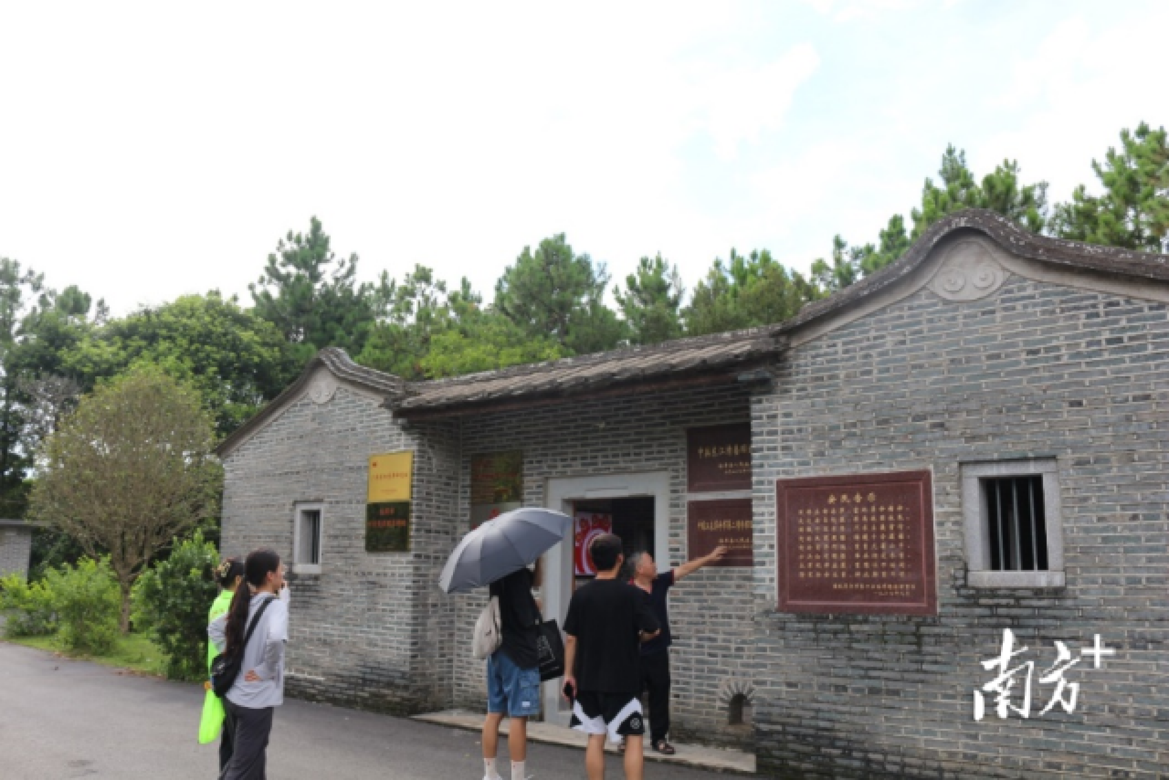 实践队参观红二师旧址