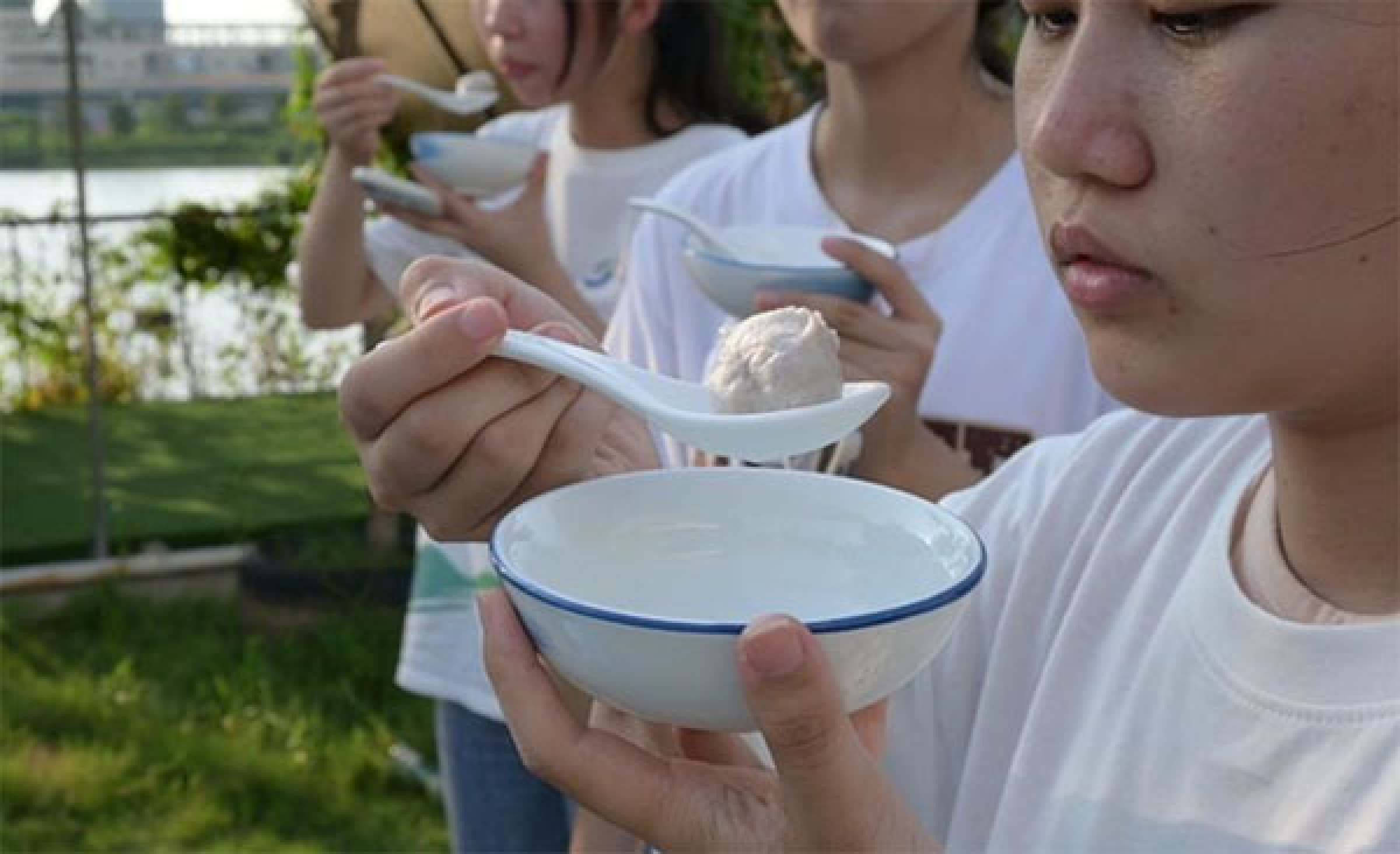 图为成员们品尝自己亲身做的道滘肉丸。