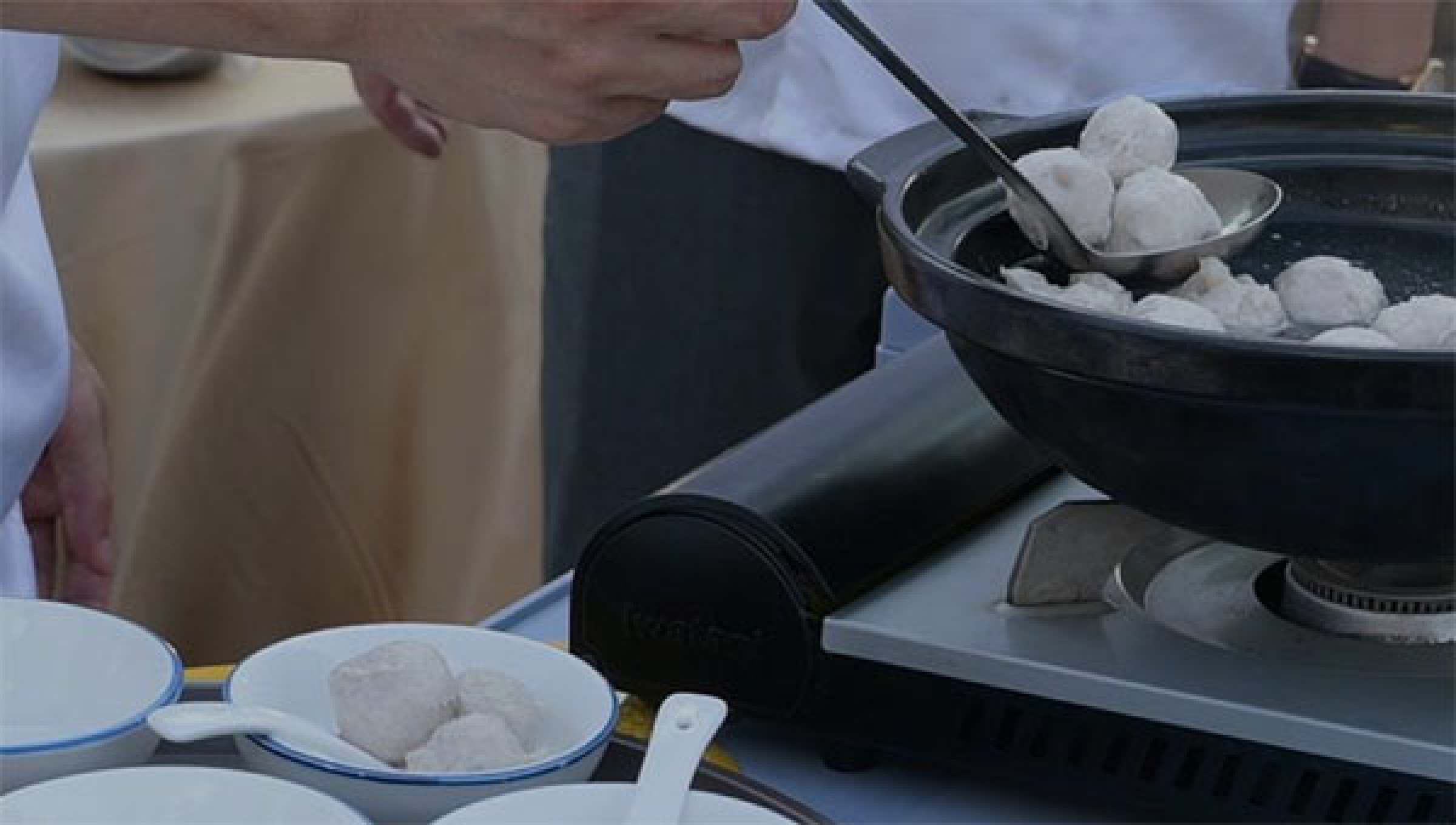 图为刚出炉的道滘肉丸。