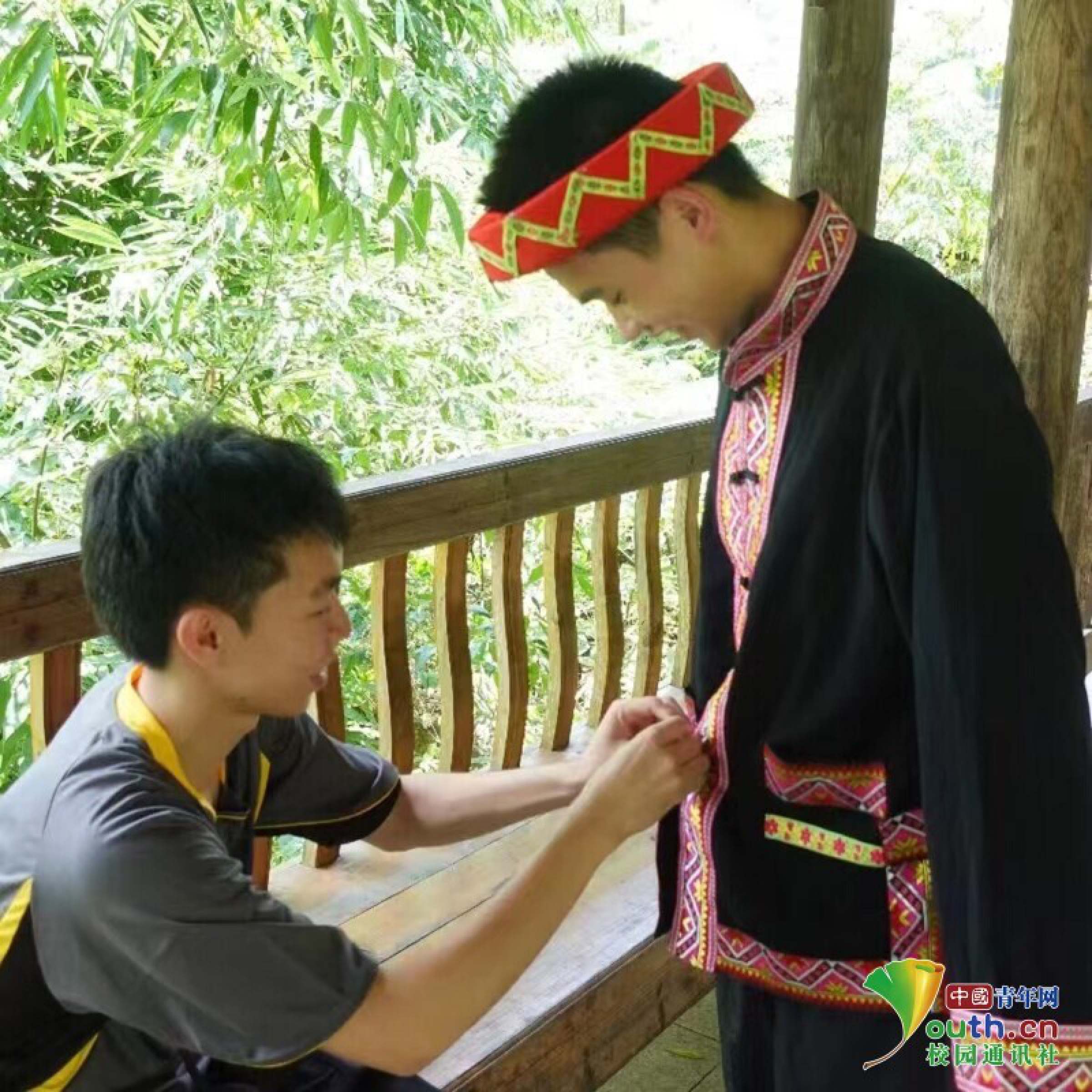 图为团队成员穿上瑶族特色民族服饰，感受瑶族独特民族文化。