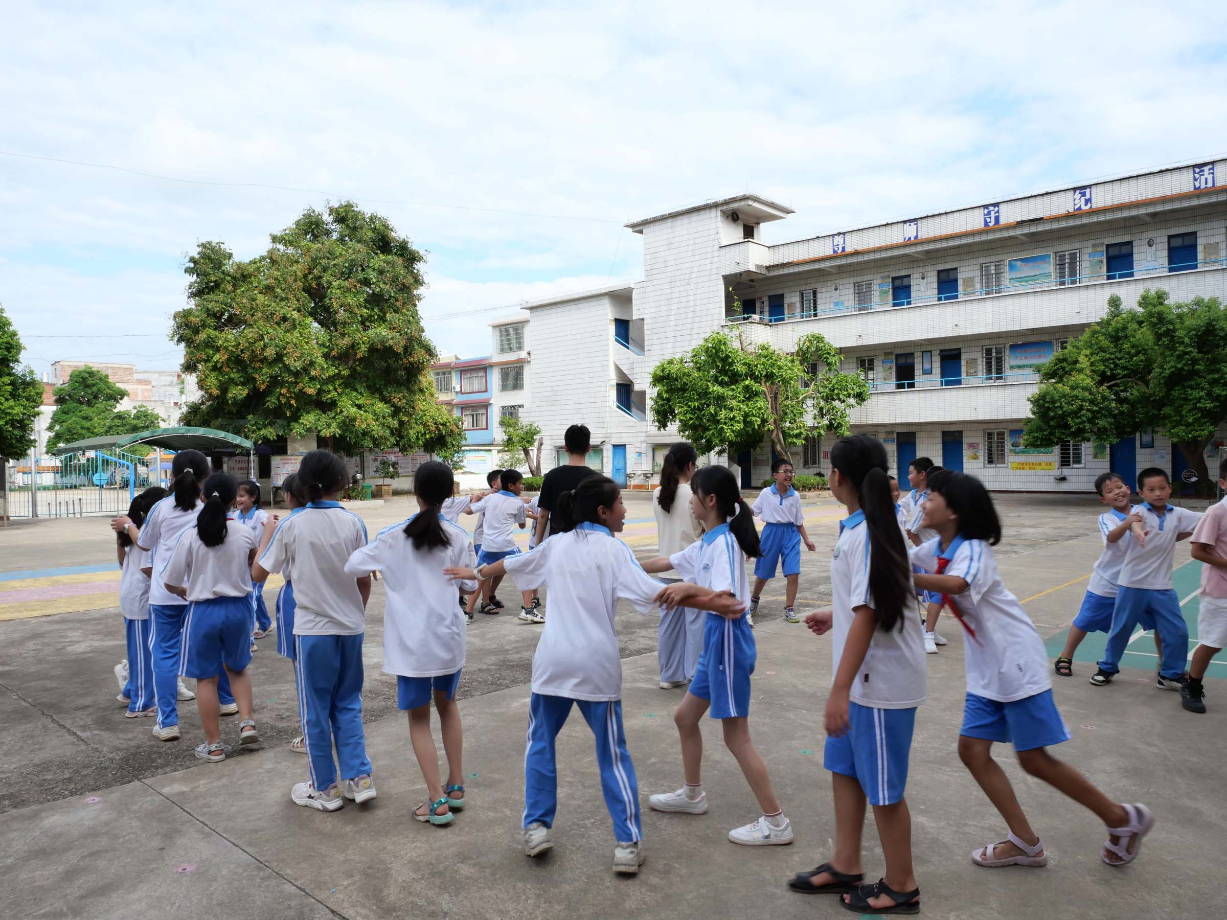 实践团队开展课堂教学