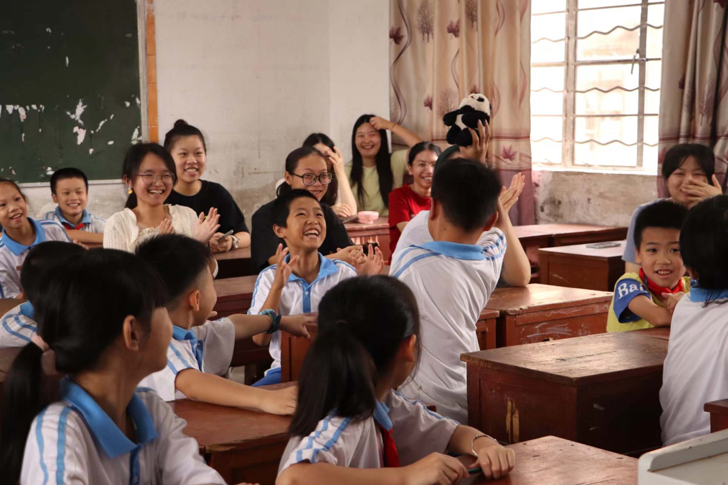 实践团队开展课堂教学