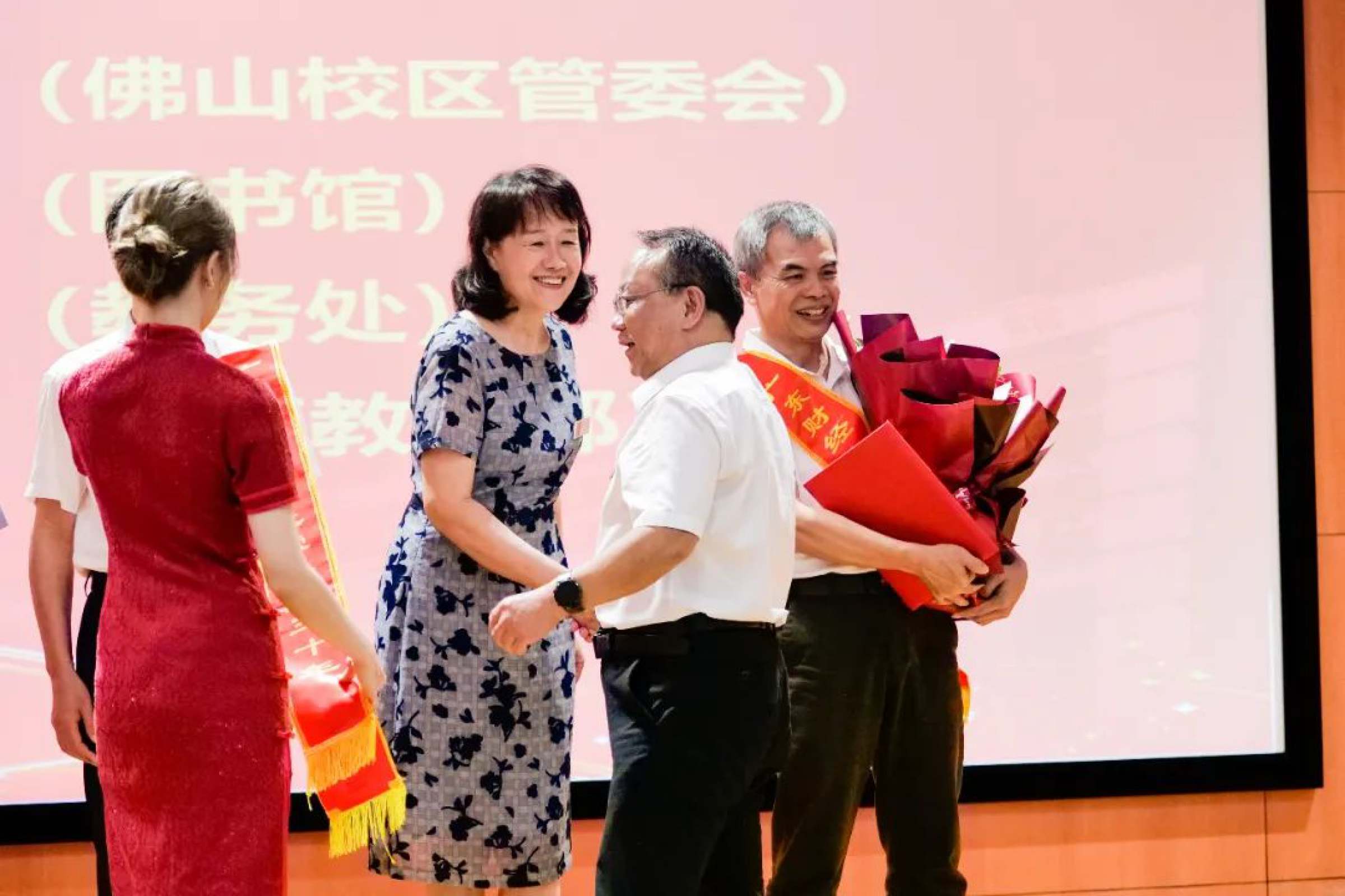 于海峰为“光荣奉献三十年”获奖教师颁奖