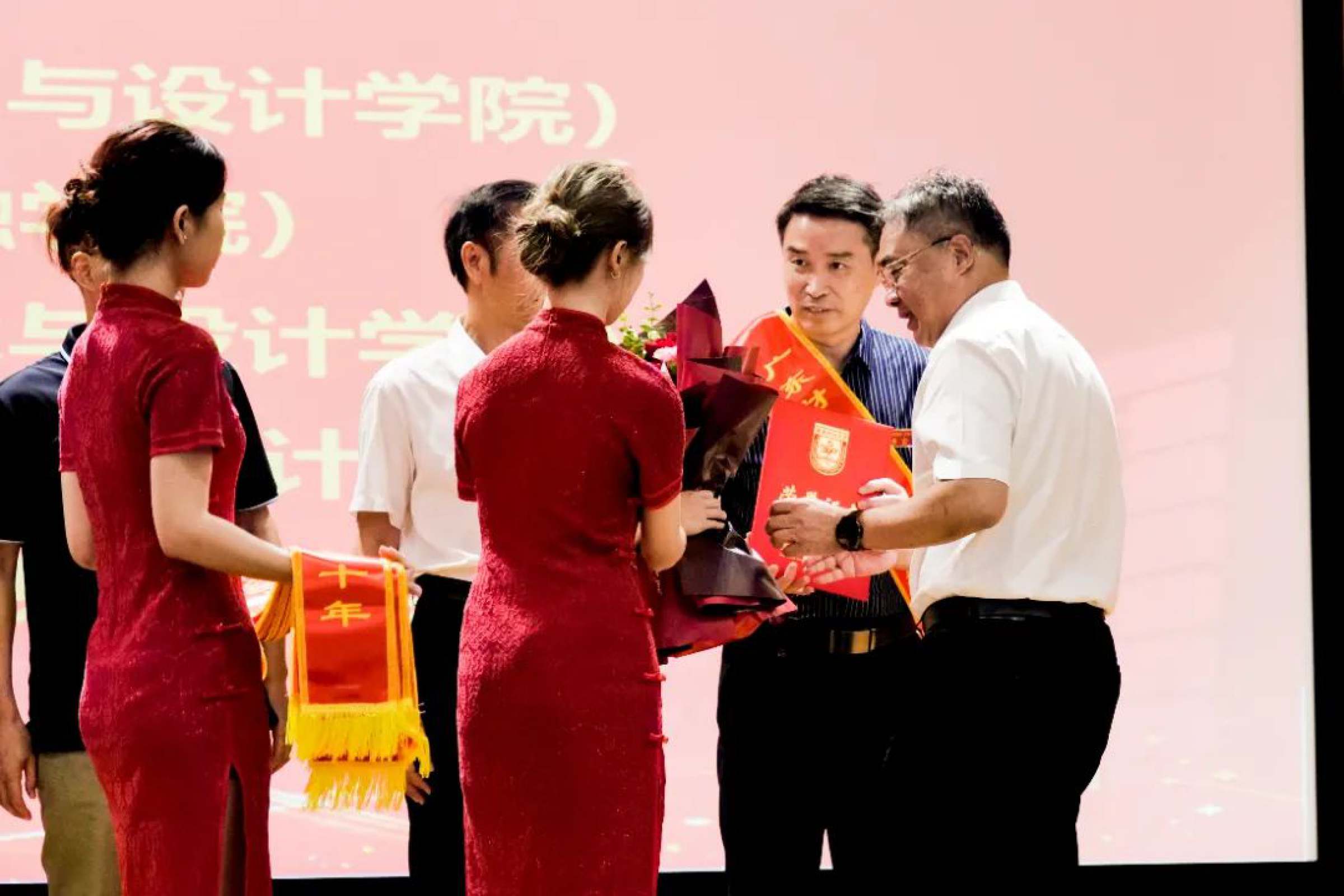 郑贤操为“光荣从教三十年”获奖教师颁奖