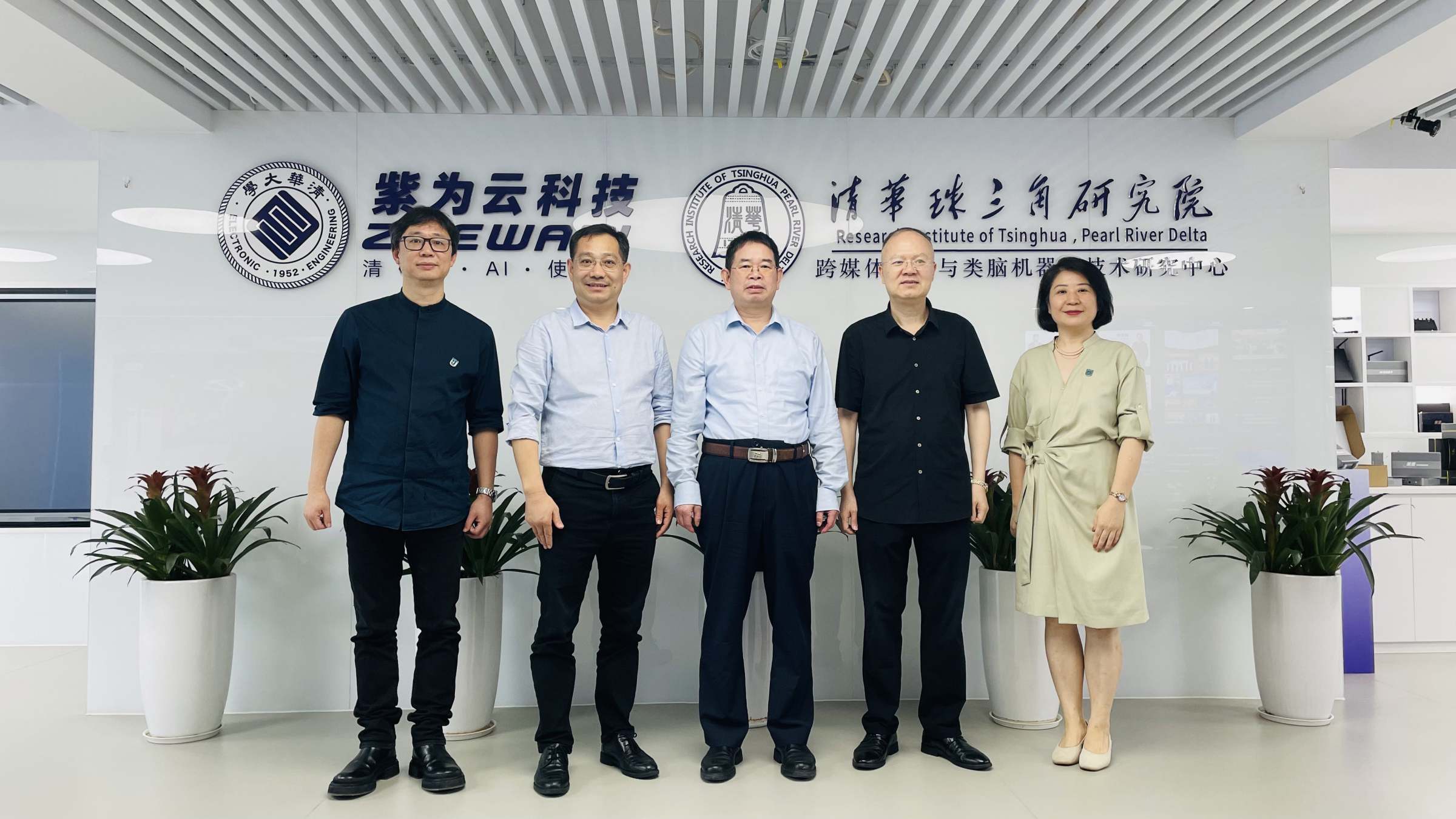 校领导带队艺术与设计学院及社会合作处赴人工智能企业调研