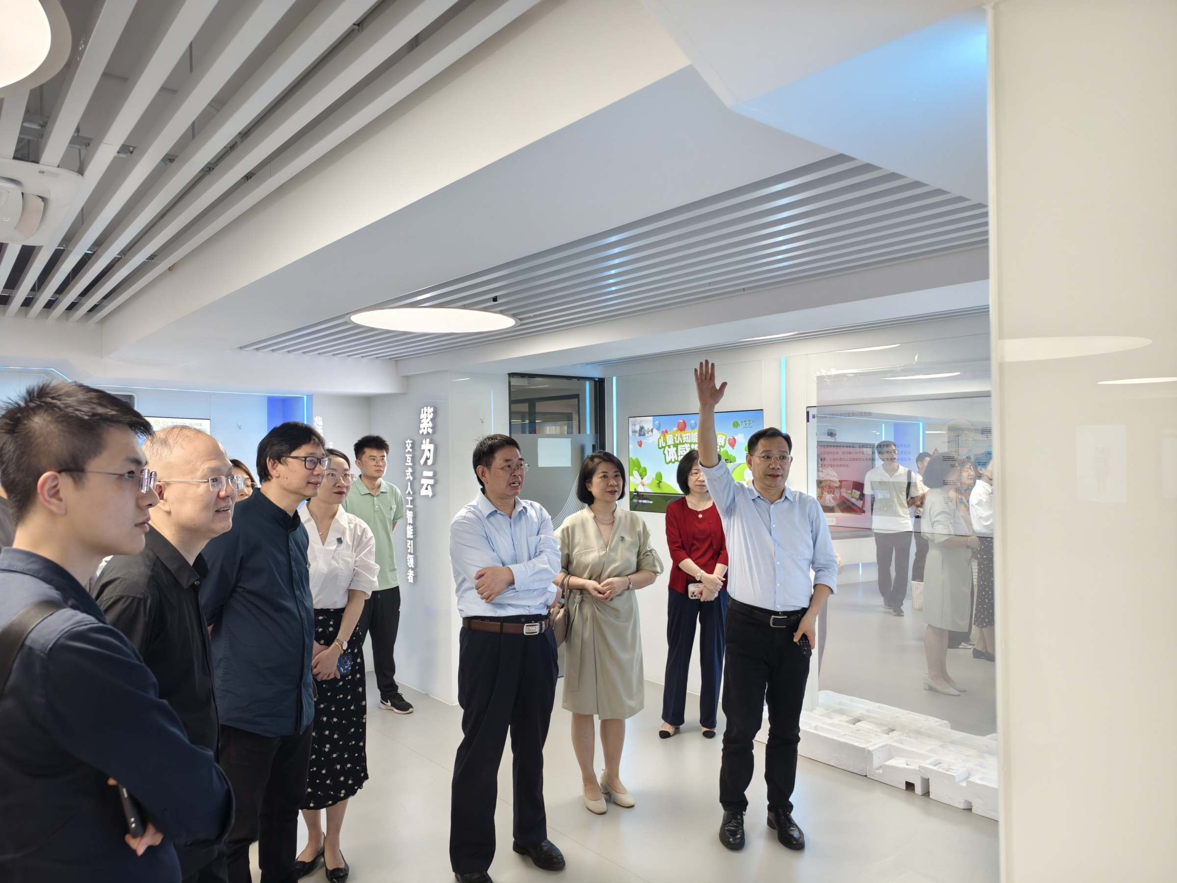 校领导带队艺术与设计学院及社会合作处赴人工智能企业调研