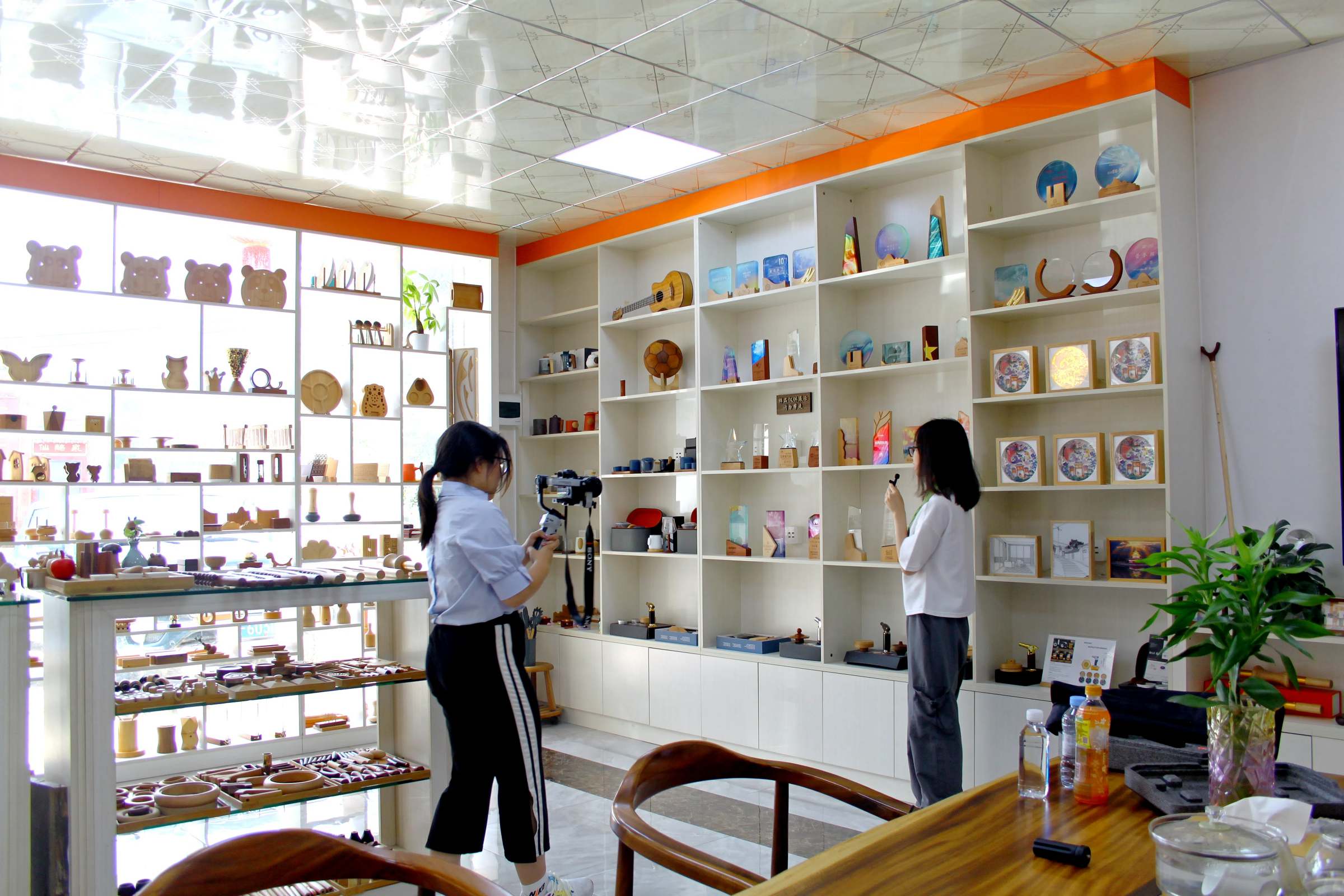 拍摄介绍琳琅满目的竹木工艺品