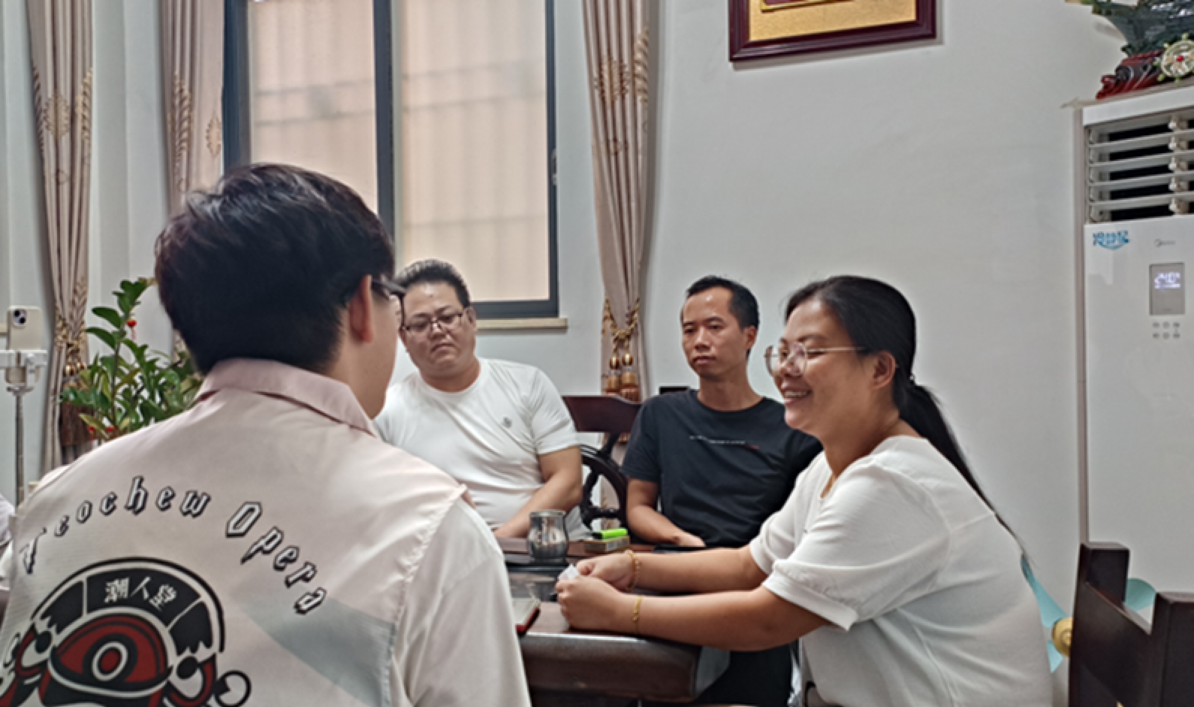 山花潮剧团团长吴锡任和演员吴俊波、杨晓霞