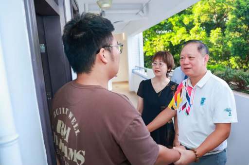 我校教育发展基金会荣誉理事长梁仲景一行走访国际学院学生宿舍