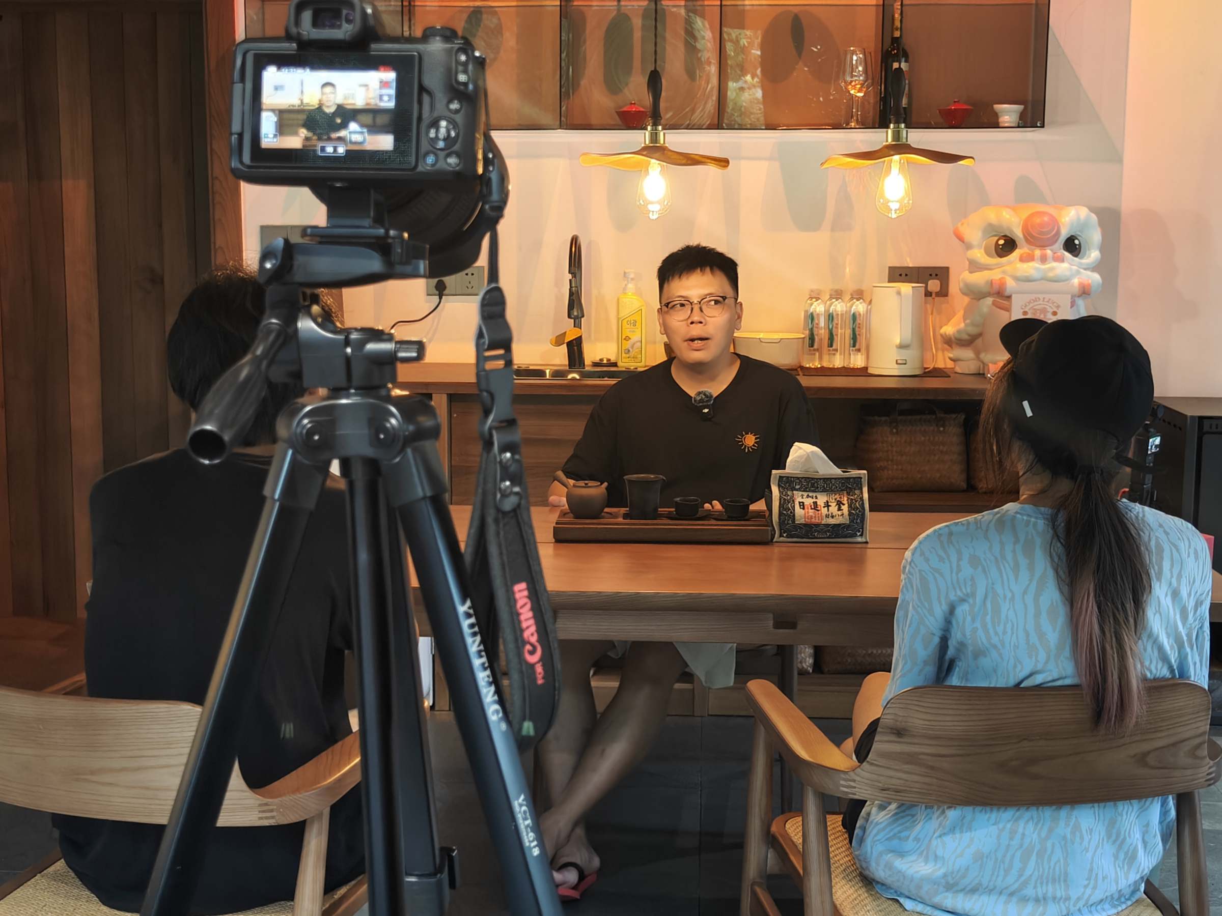 突击队成员采访民宿老板