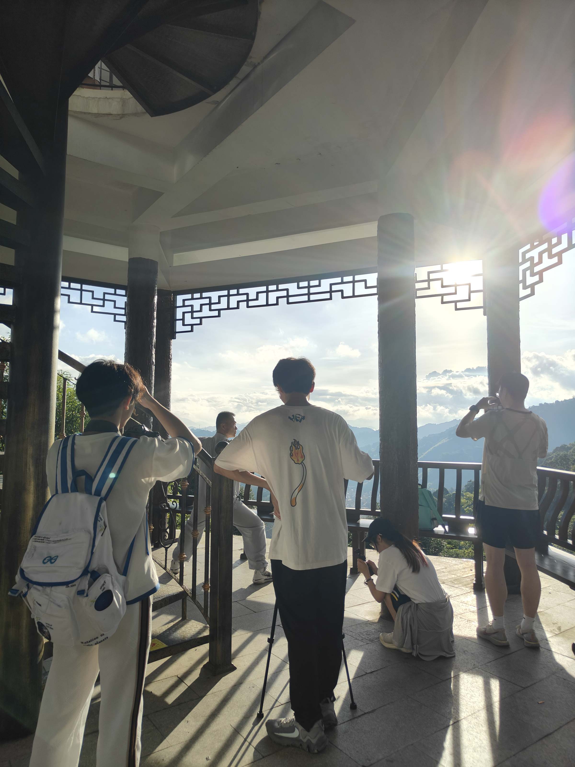 突击队成员于九重远眺拍摄八段锦画面