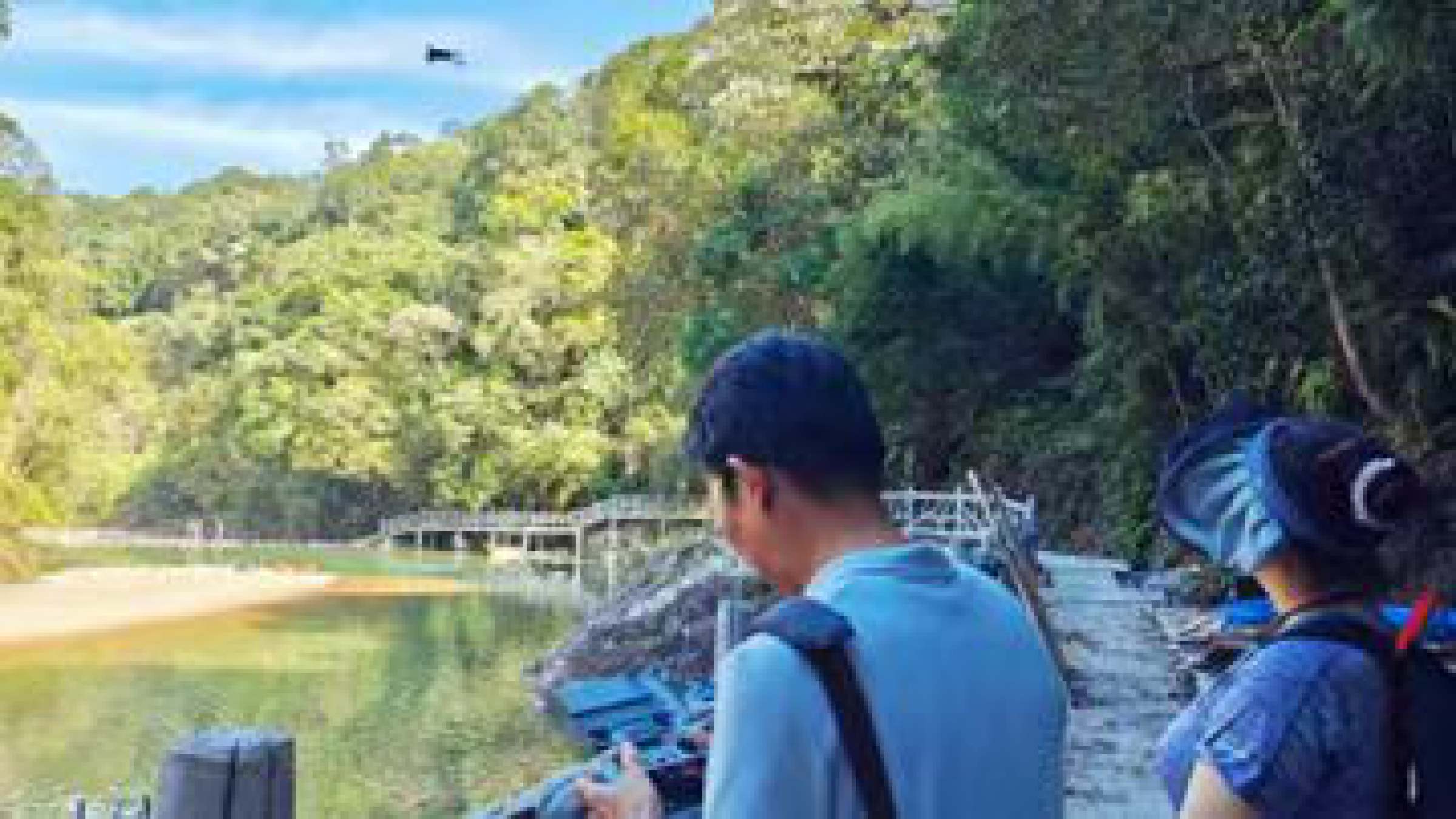 朱伟基老师操作无人机拍摄