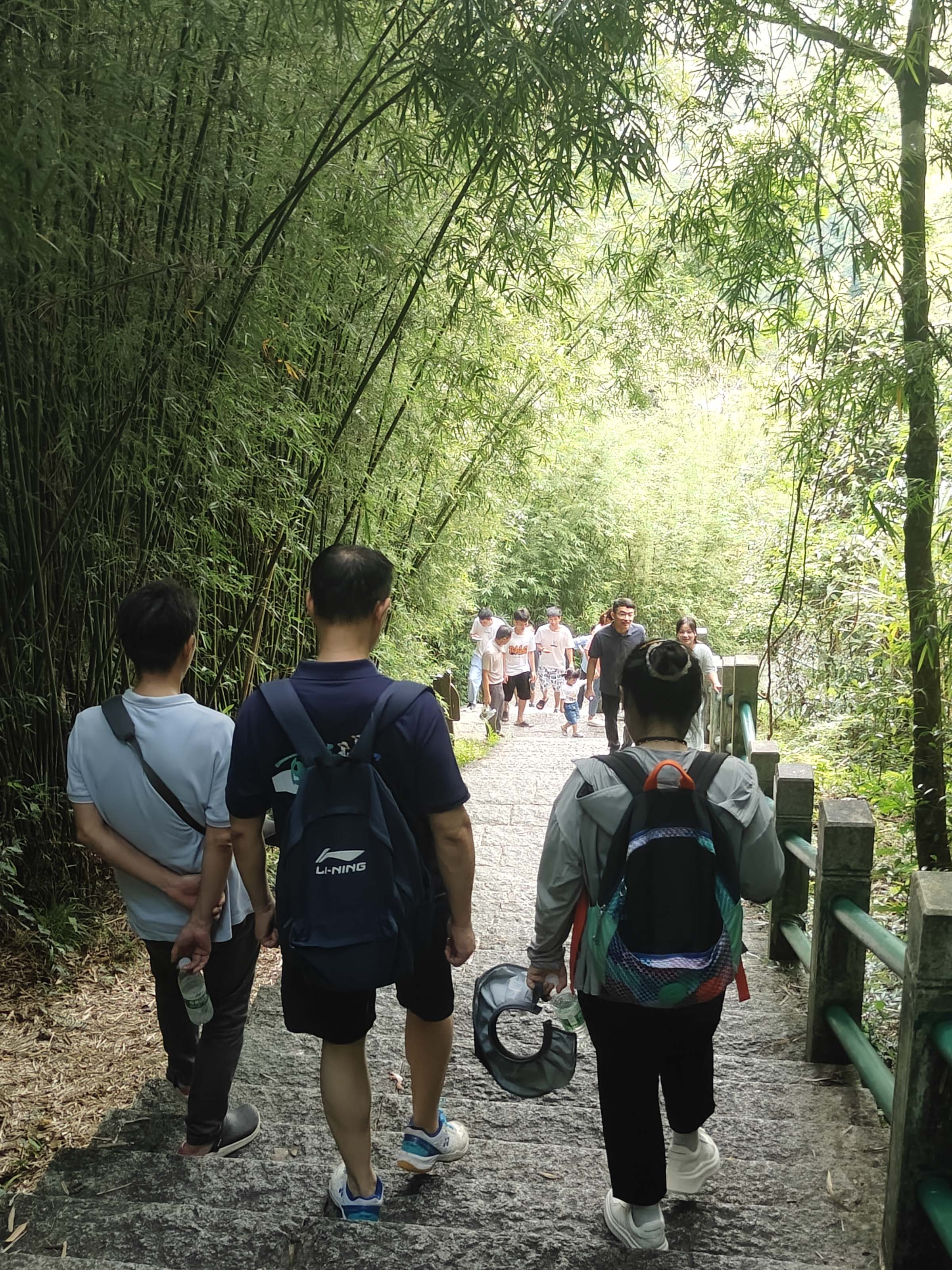 三位指导老师带领突击队成员前进