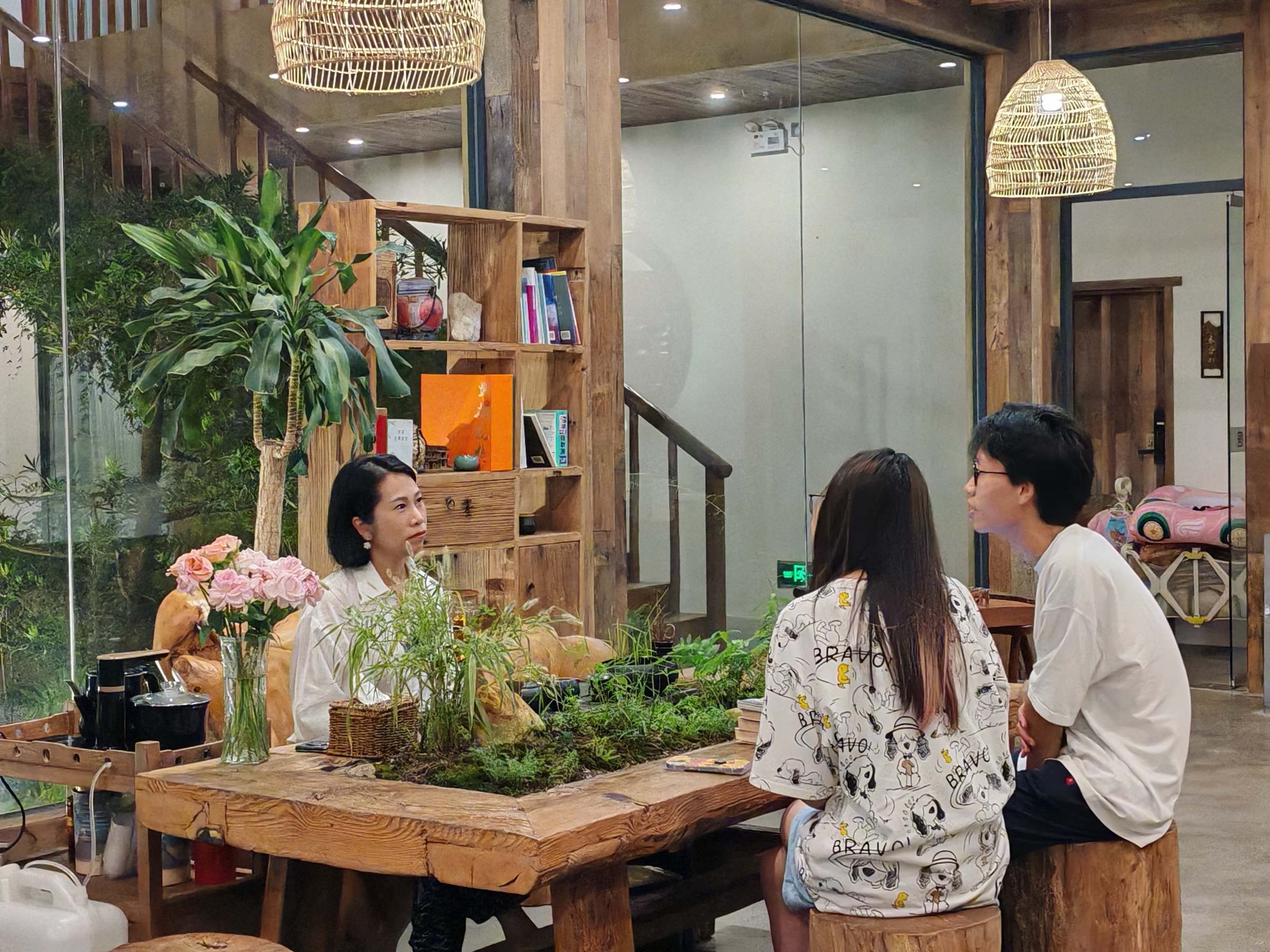 突击队队员向当地商户请教客家文化