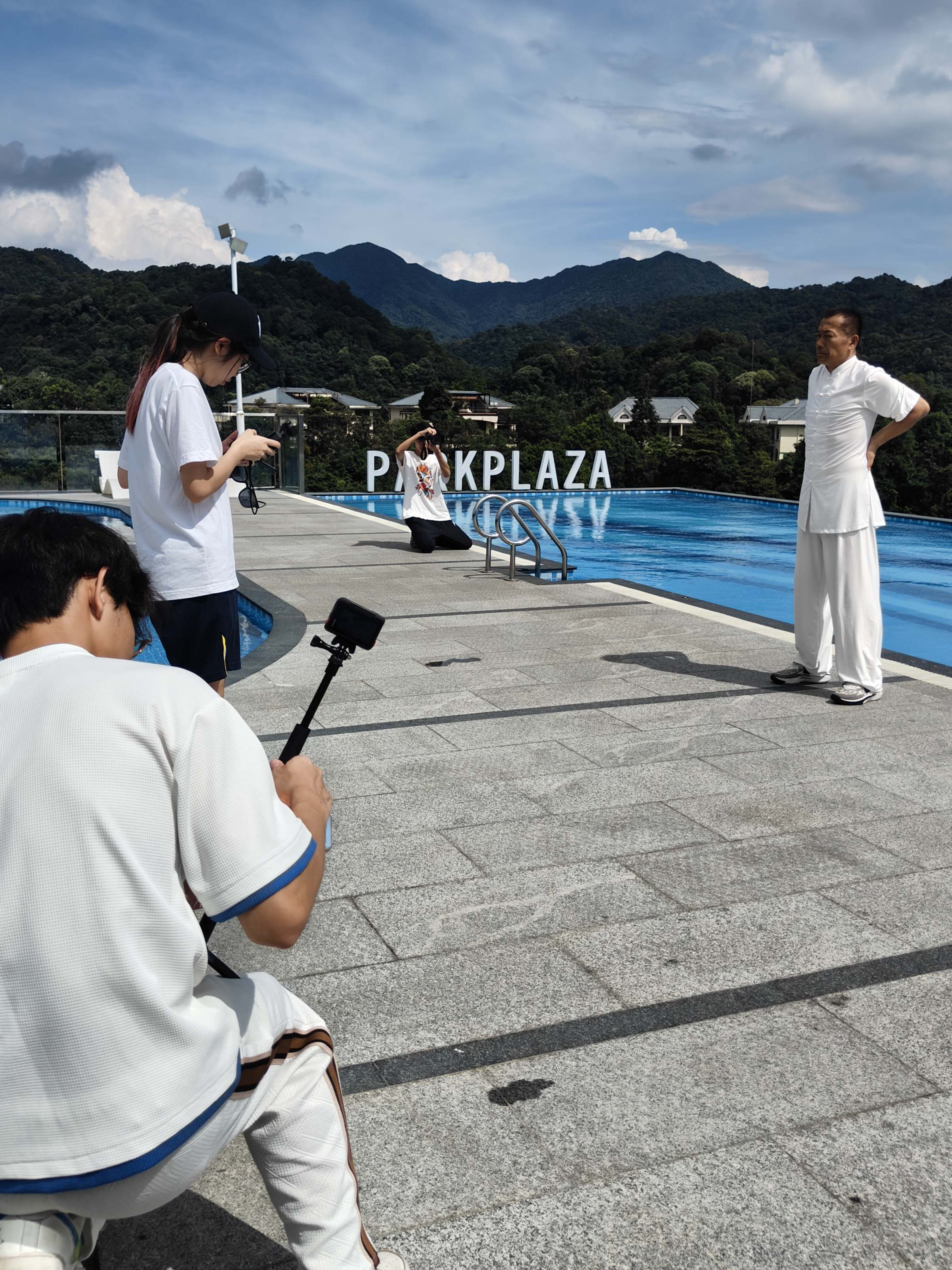 突击队成员于丽亭酒店拍摄八段锦画面