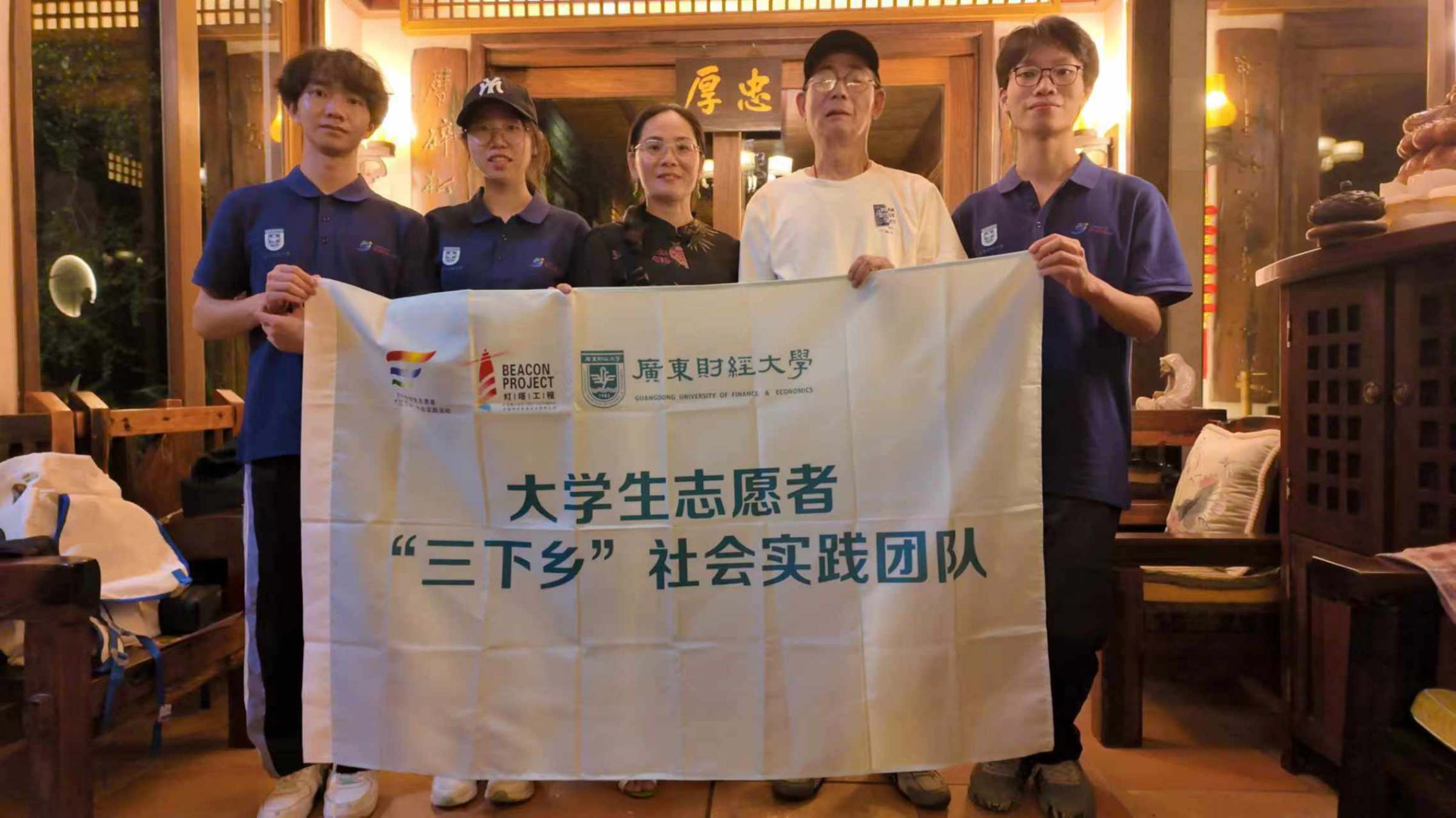 突击队成员采访翠蘭谷生态旅游度假区老板