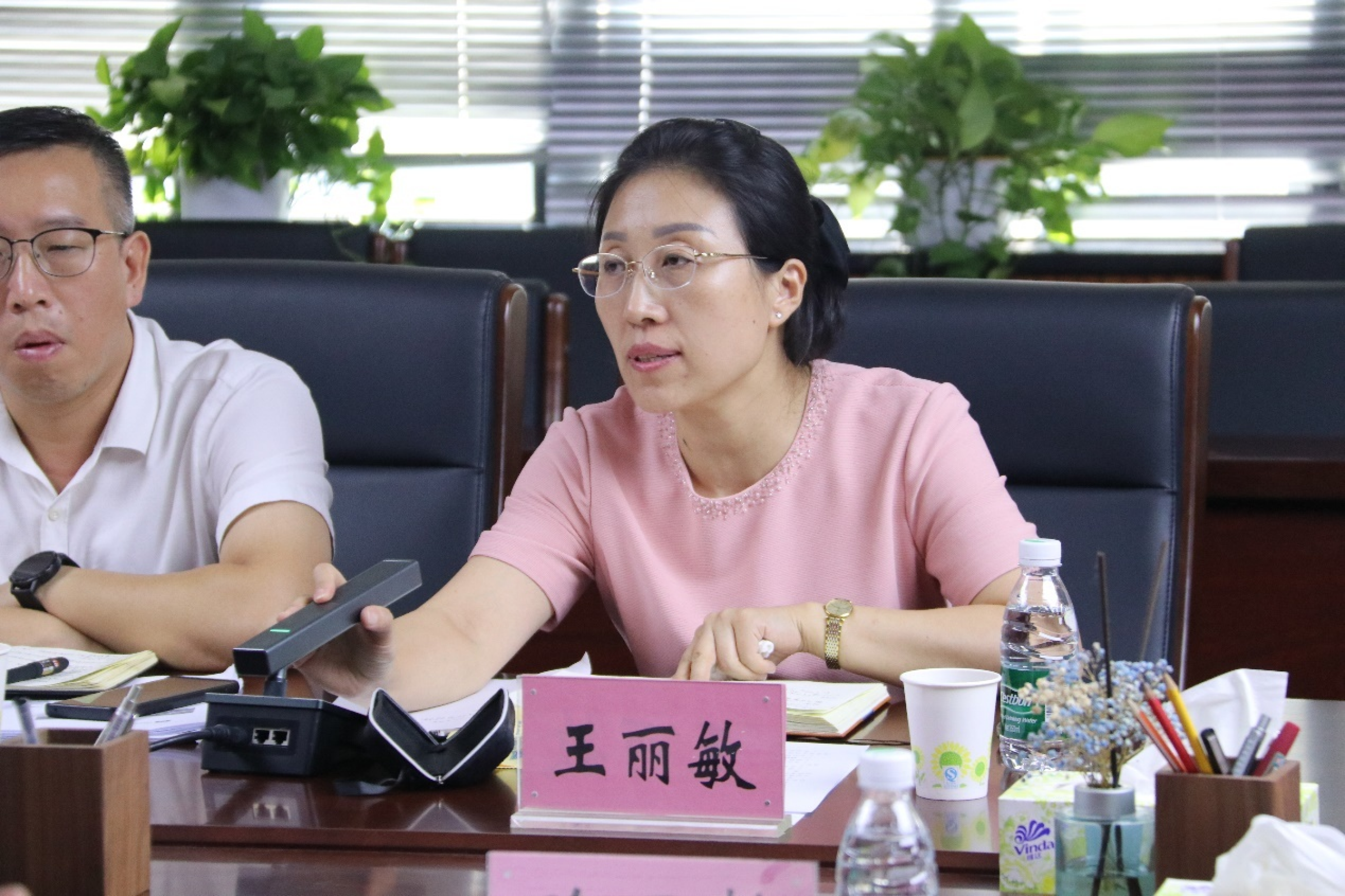 信息学院院长王丽敏作汇报