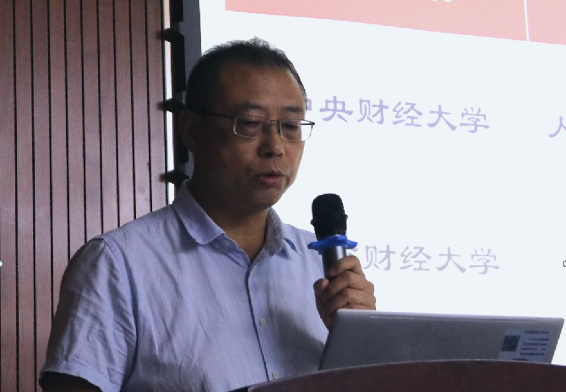 信息学院副院长胡建军汇报人工智能通识课调研情况