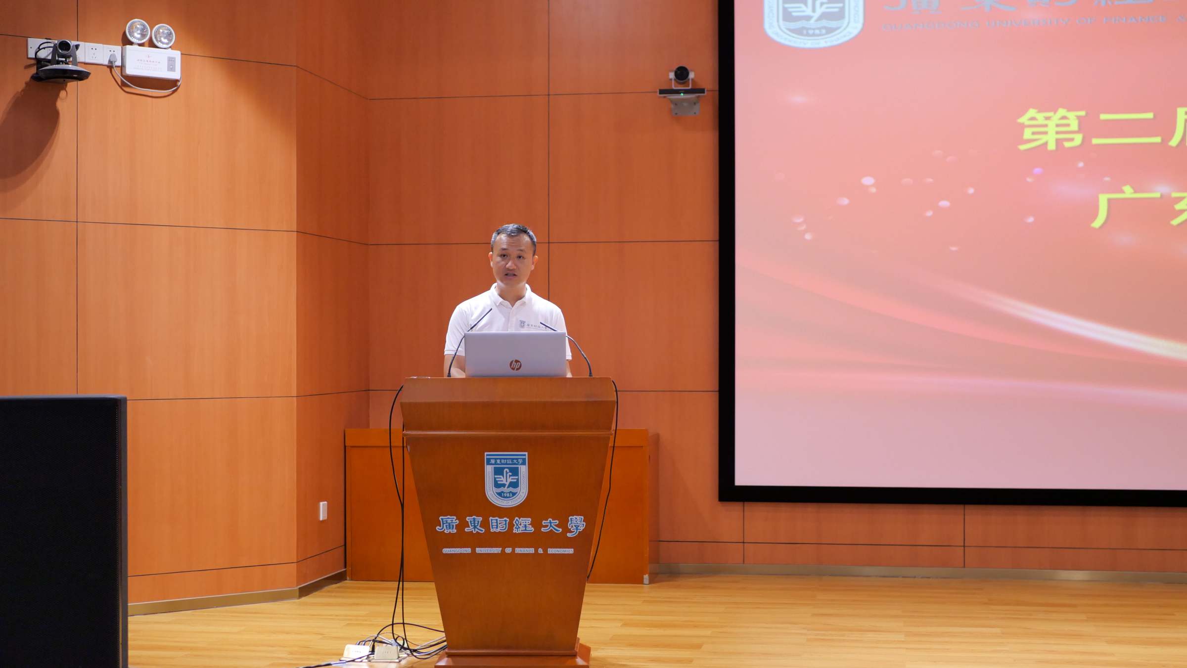 梁铿浩副主任介绍大赛情况