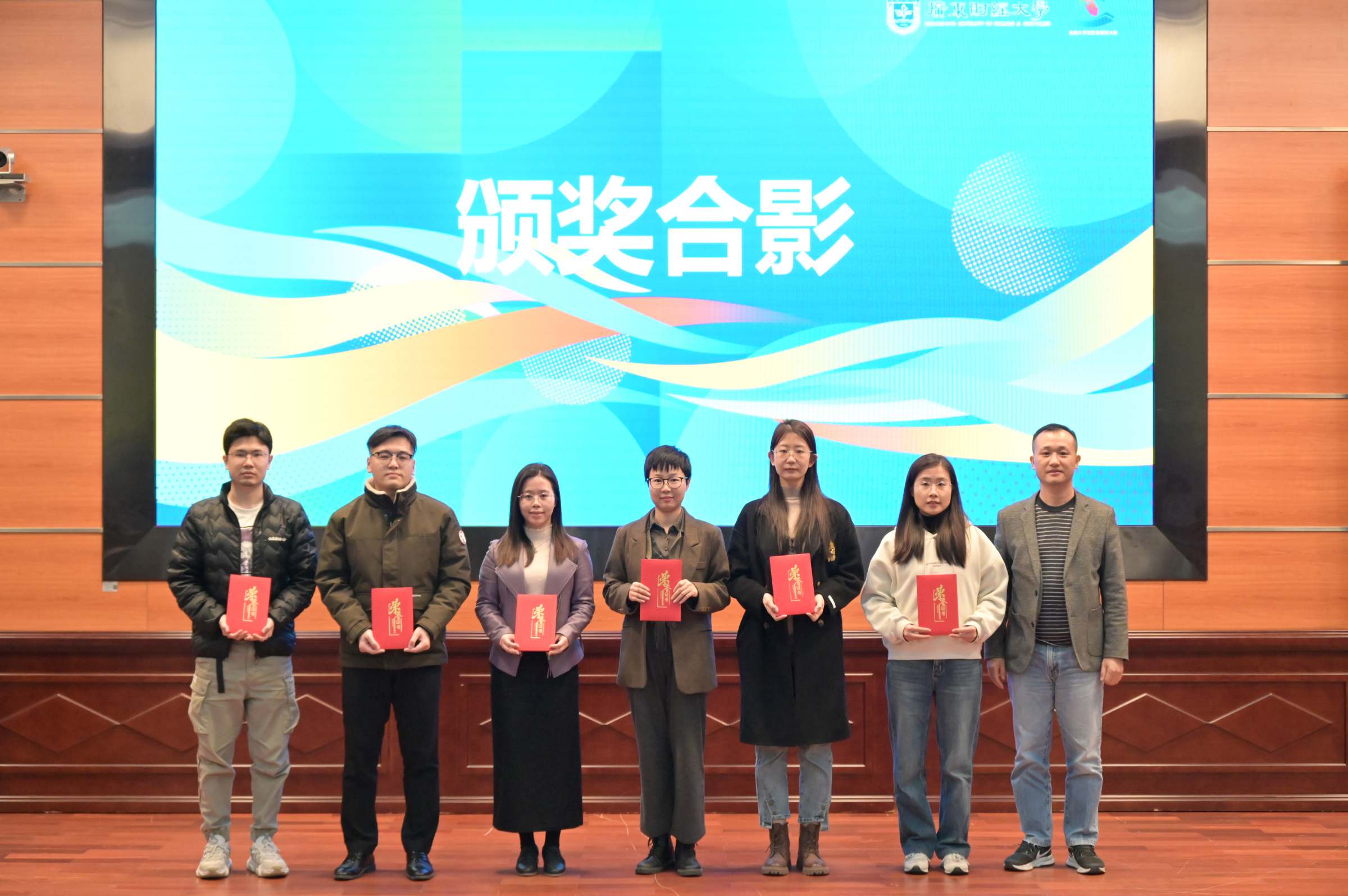 为优秀指导老师代表颁奖