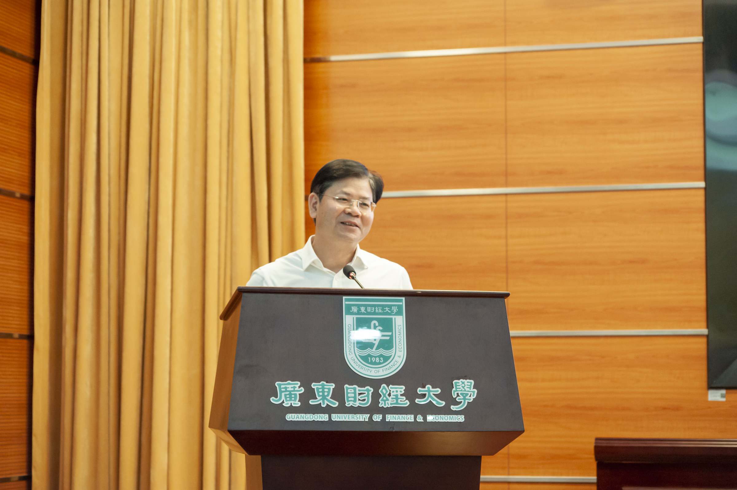 校党委副书记罗贤甲作开班动员讲话