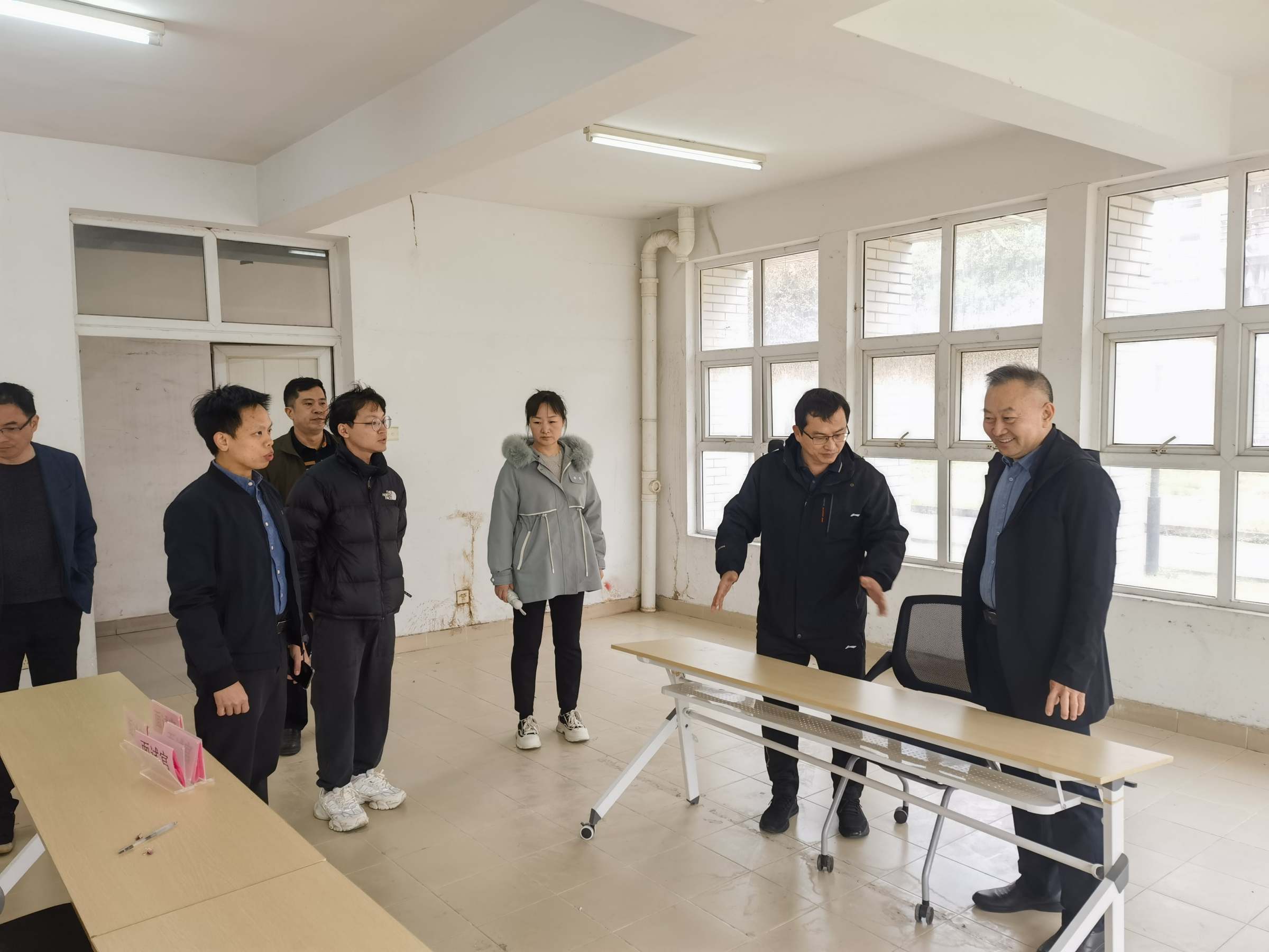 走访学生宿舍区