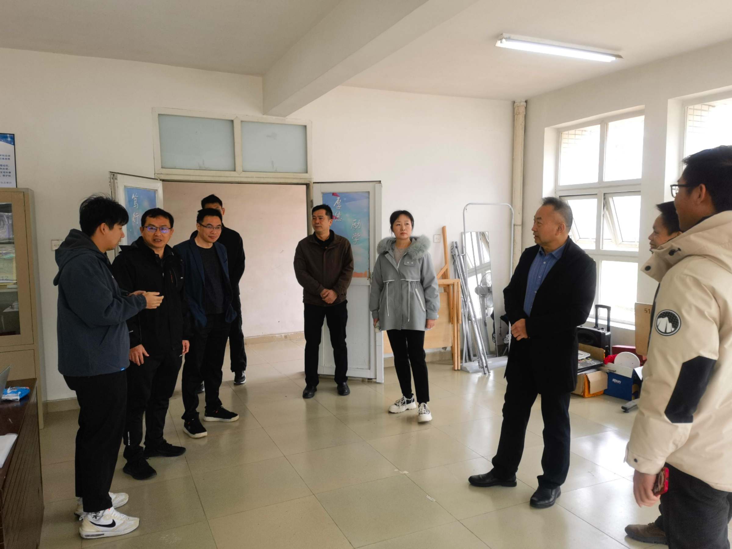 走访学生宿舍区