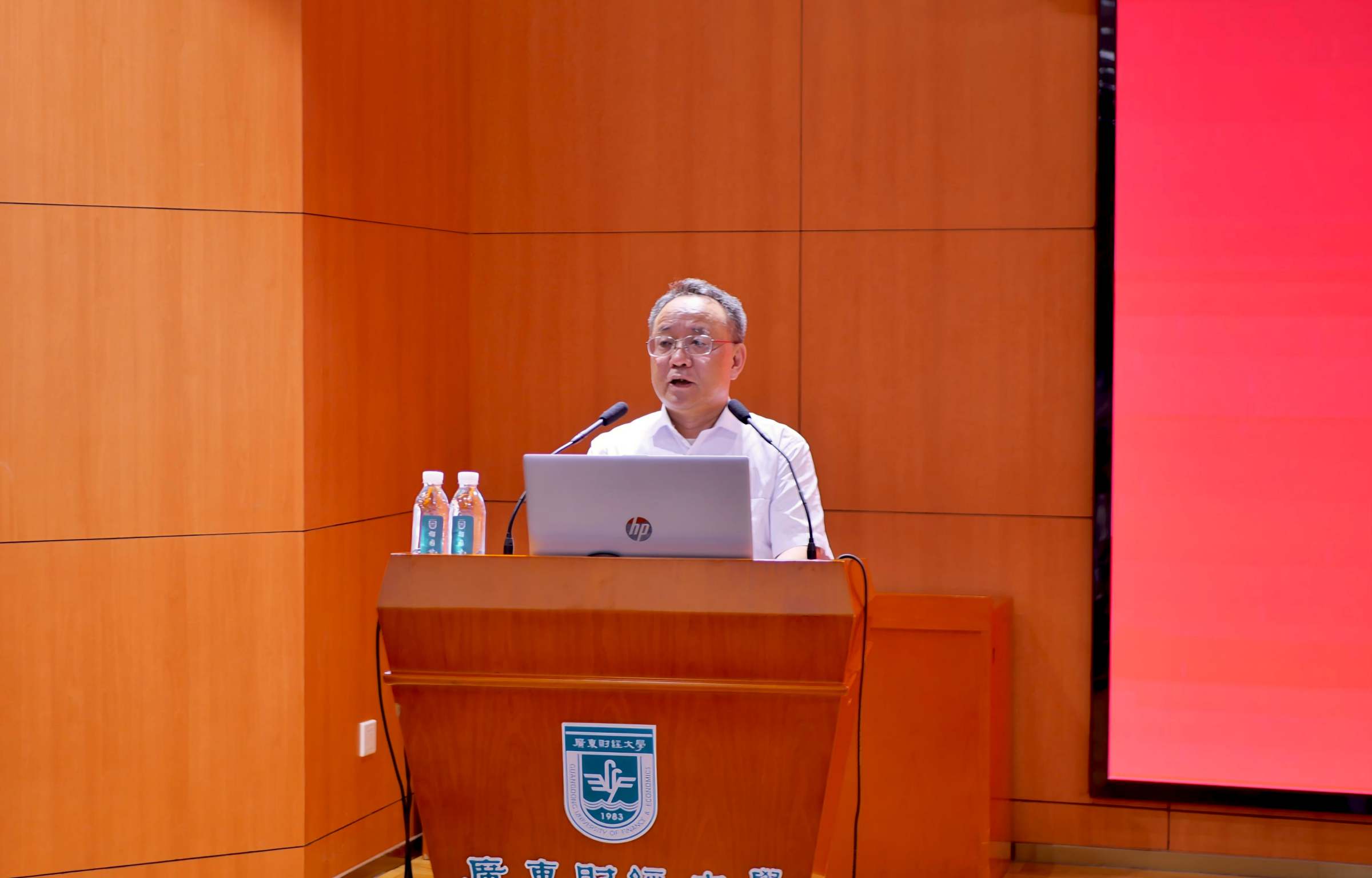 校长于海峰主持