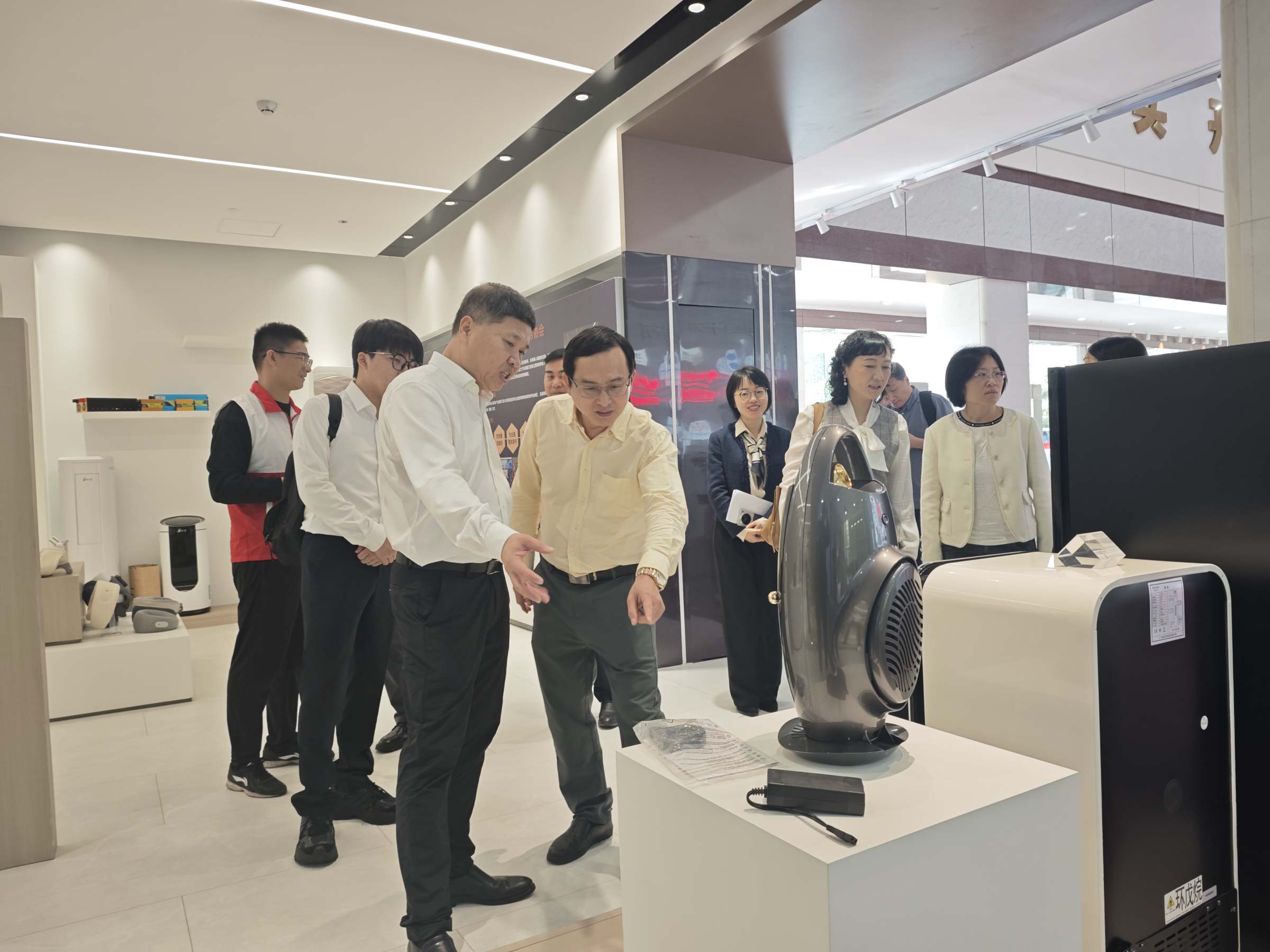 参观东凤名优产品展厅