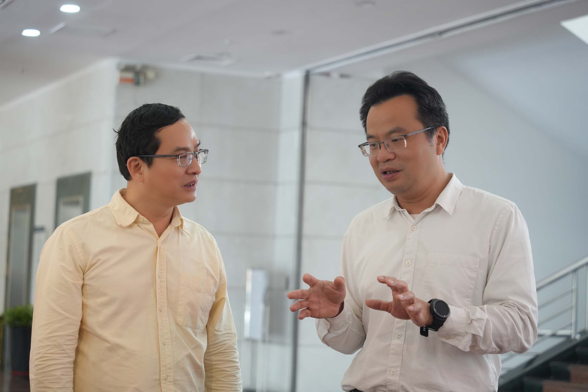 苏明华主任和东凤镇党委书记邹小龙交流