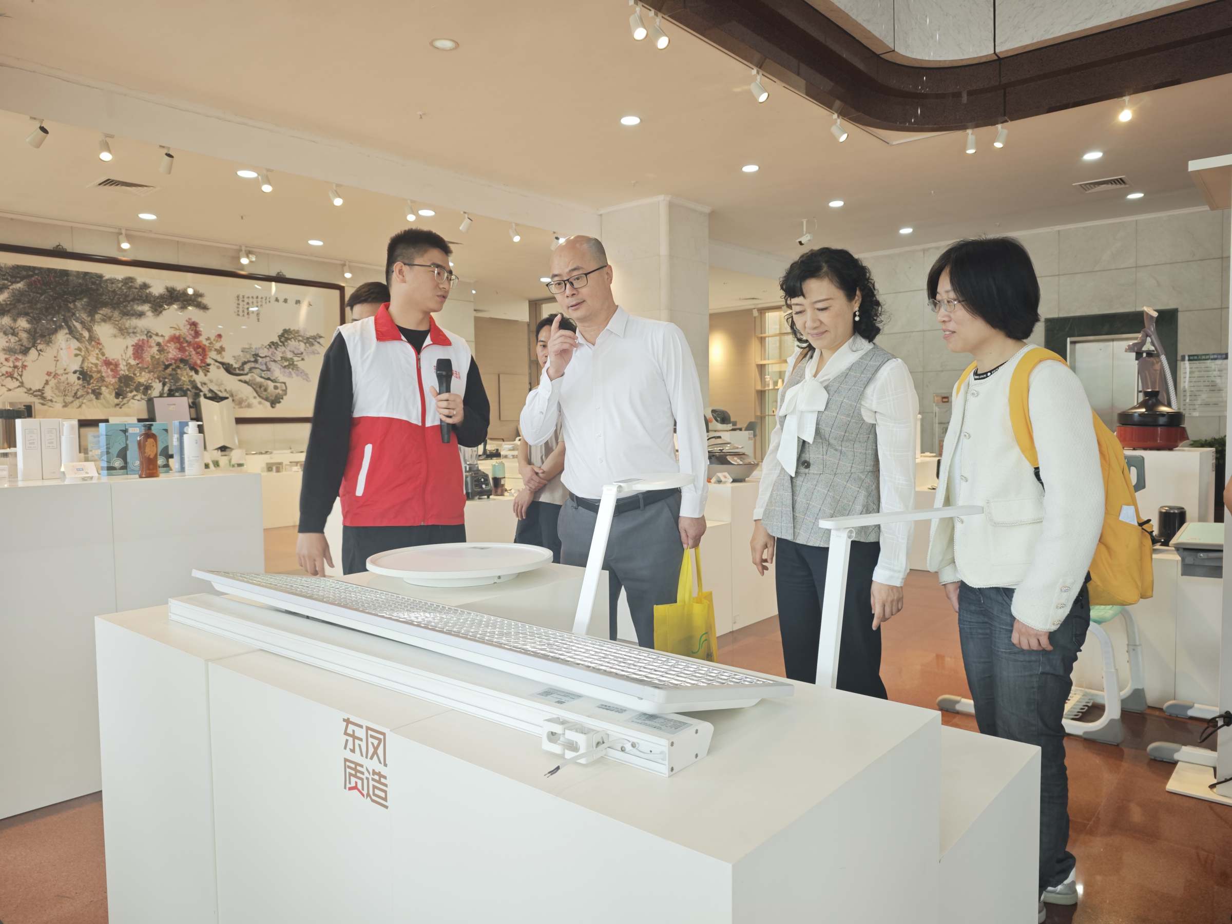 参观东凤名优产品展厅