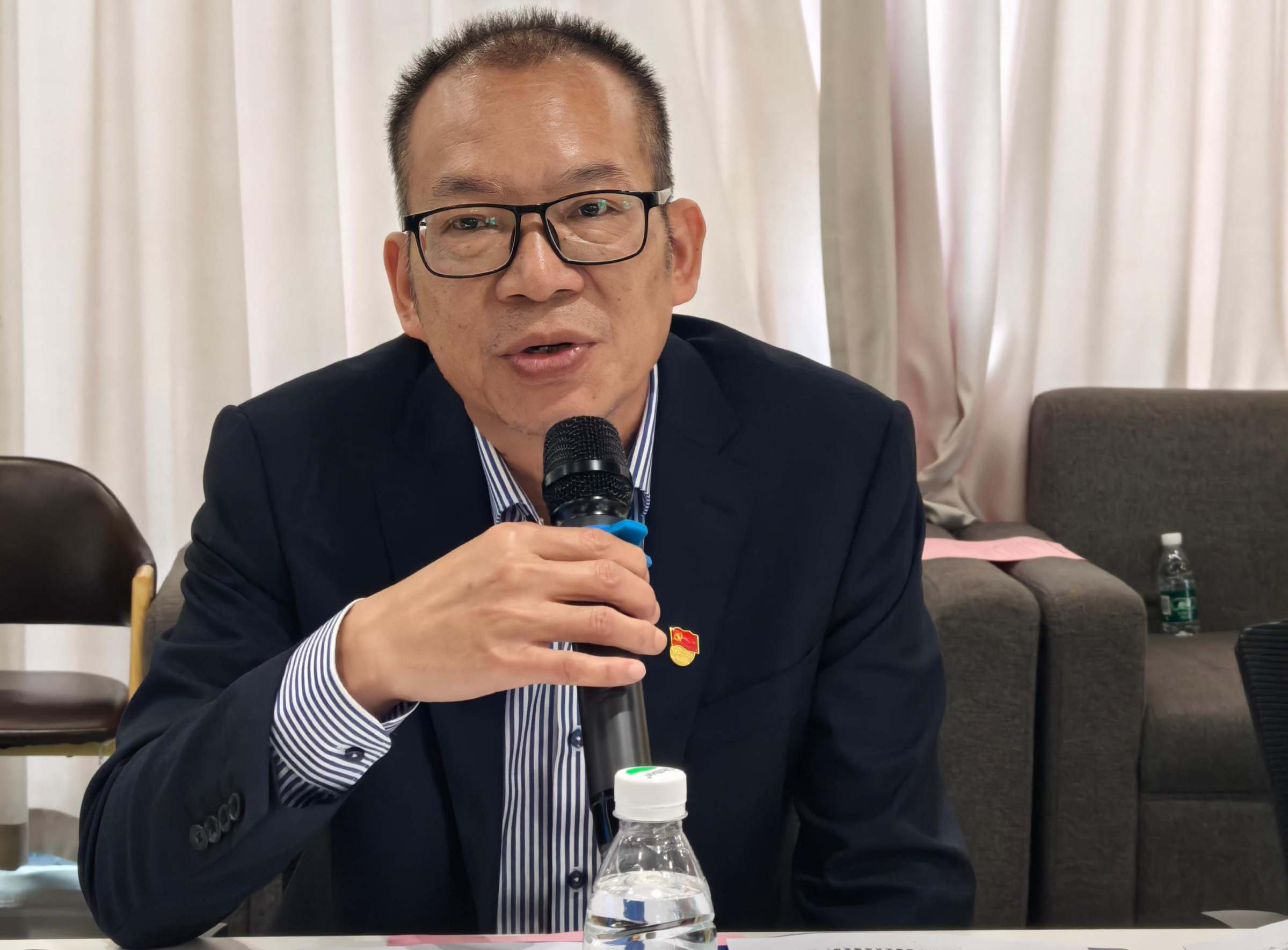 后勤处党支部书记胡卫标代表结对共建党支部发言