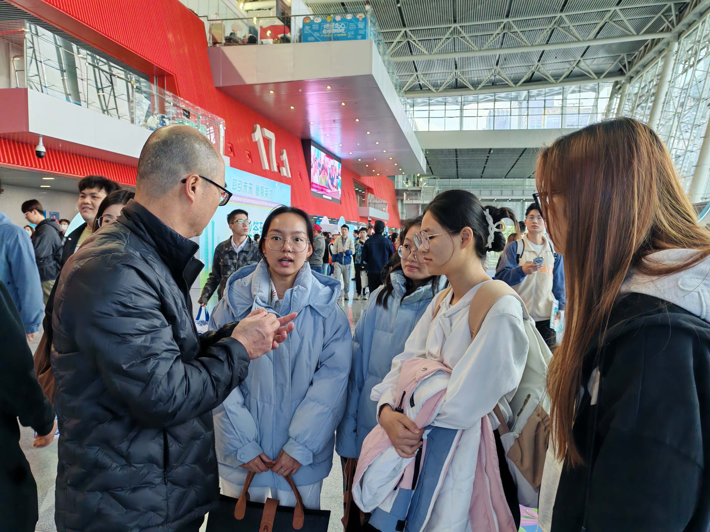 方继勇副书记与我校学子交流