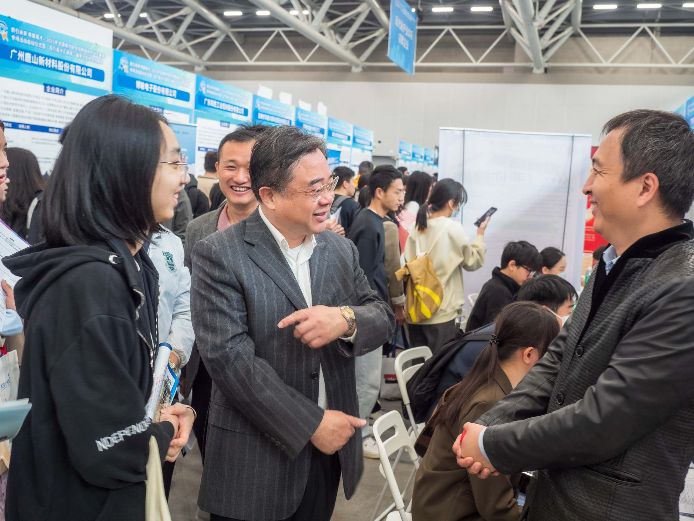 郑贤操书记向用人单位推荐我校毕业生