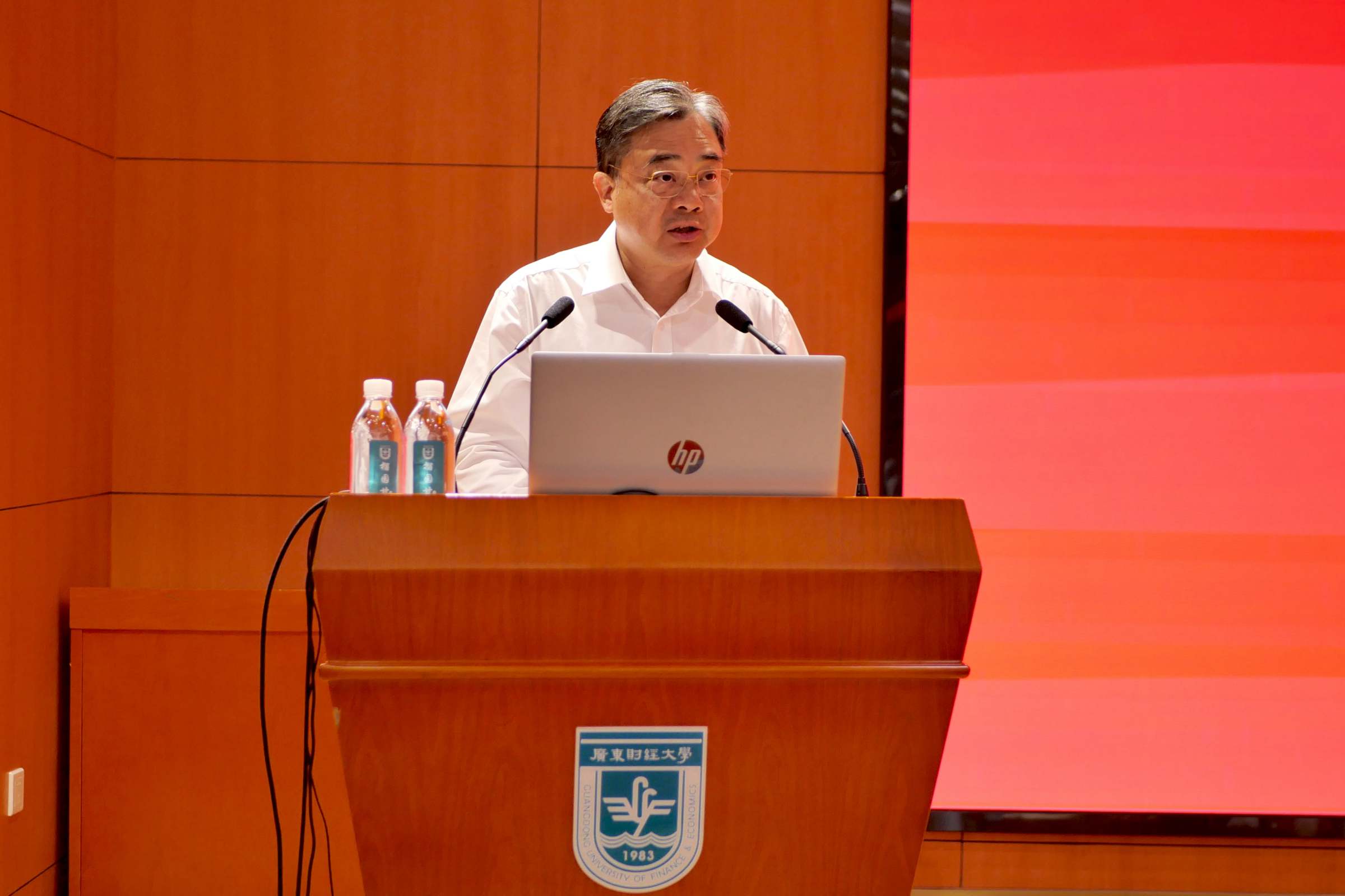 郑贤操书记主持会议